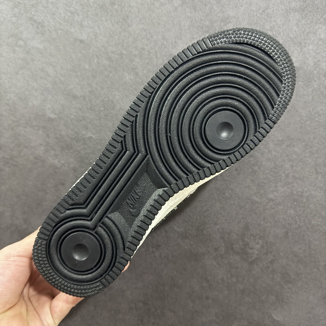 图片[9]-【定制版】Louis Vuitton x NIke Air Force 1 拼接牛仔 此款主张打破传统的工业化流水线设计限制，以Made by ideas的超级创意为理念，集结众多潮流设计师，结合时下最ing潮流风尚，为潮流爱好者打造彰品自我的专属潮品。同时尊重每个年轻人对于潮流的理解与选择，主张“让每个年轻人塑造自己的潮流”。 货号： SC0601-550 尺码： 36 36.5 37.5 38 38.5 39 40 40.5 41 42 42.5 43 44 44.5 45-选品中心