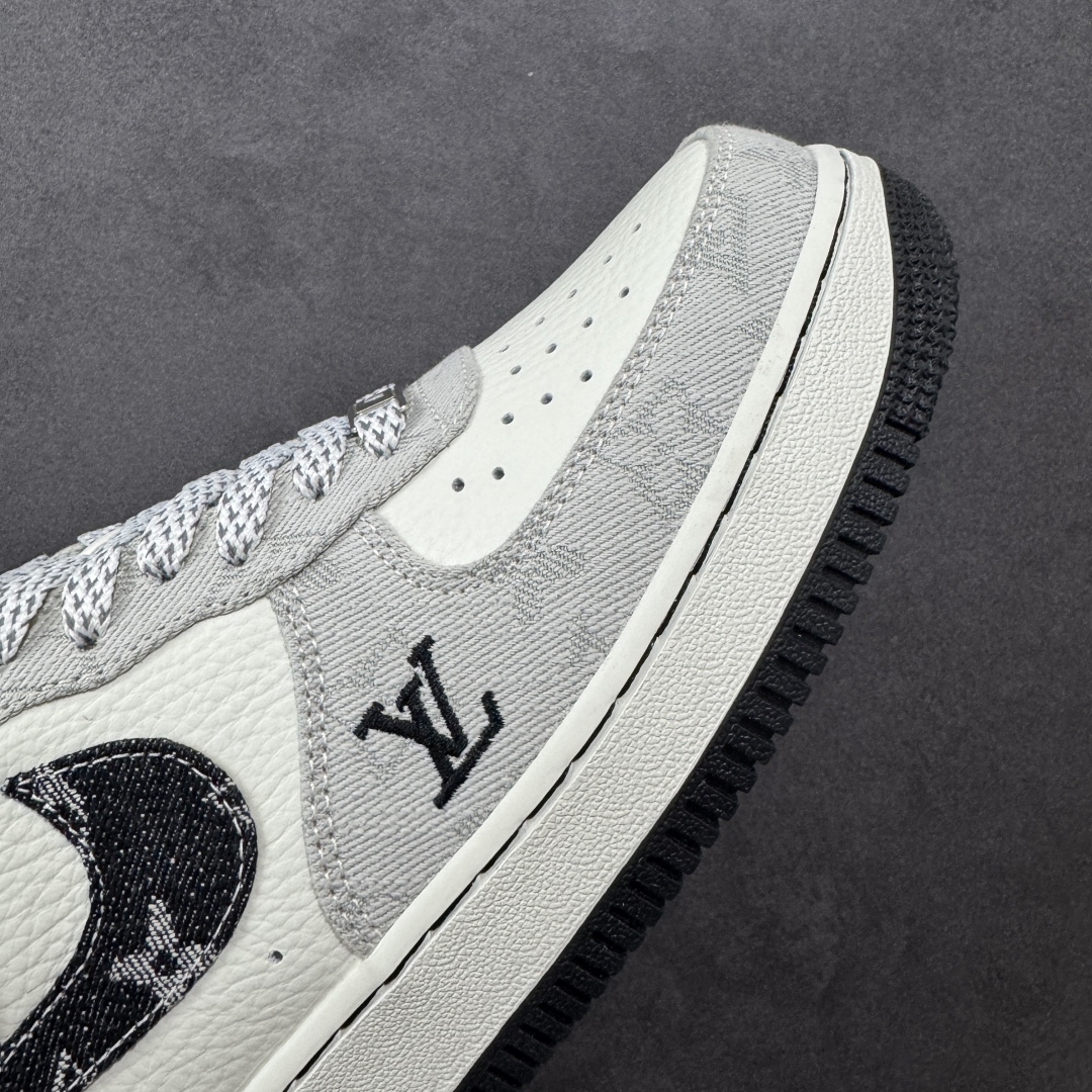 图片[5]-【定制版】Louis Vuitton x NIke Air Force 1 拼接牛仔 此款主张打破传统的工业化流水线设计限制，以Made by ideas的超级创意为理念，集结众多潮流设计师，结合时下最ing潮流风尚，为潮流爱好者打造彰品自我的专属潮品。同时尊重每个年轻人对于潮流的理解与选择，主张“让每个年轻人塑造自己的潮流”。 货号： SC0601-550 尺码： 36 36.5 37.5 38 38.5 39 40 40.5 41 42 42.5 43 44 44.5 45-选品中心