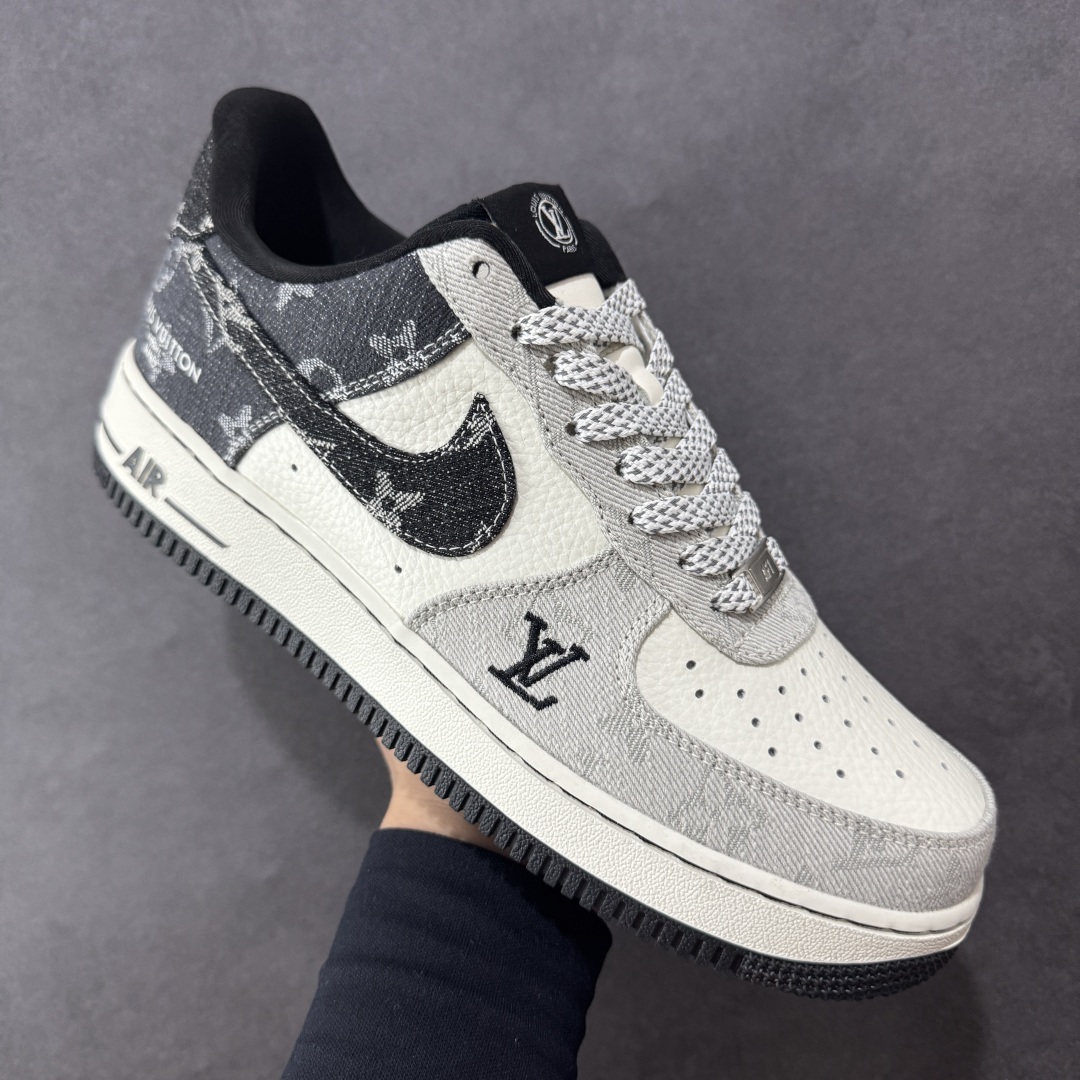 图片[3]-【定制版】Louis Vuitton x NIke Air Force 1 拼接牛仔 此款主张打破传统的工业化流水线设计限制，以Made by ideas的超级创意为理念，集结众多潮流设计师，结合时下最ing潮流风尚，为潮流爱好者打造彰品自我的专属潮品。同时尊重每个年轻人对于潮流的理解与选择，主张“让每个年轻人塑造自己的潮流”。 货号： SC0601-550 尺码： 36 36.5 37.5 38 38.5 39 40 40.5 41 42 42.5 43 44 44.5 45-选品中心