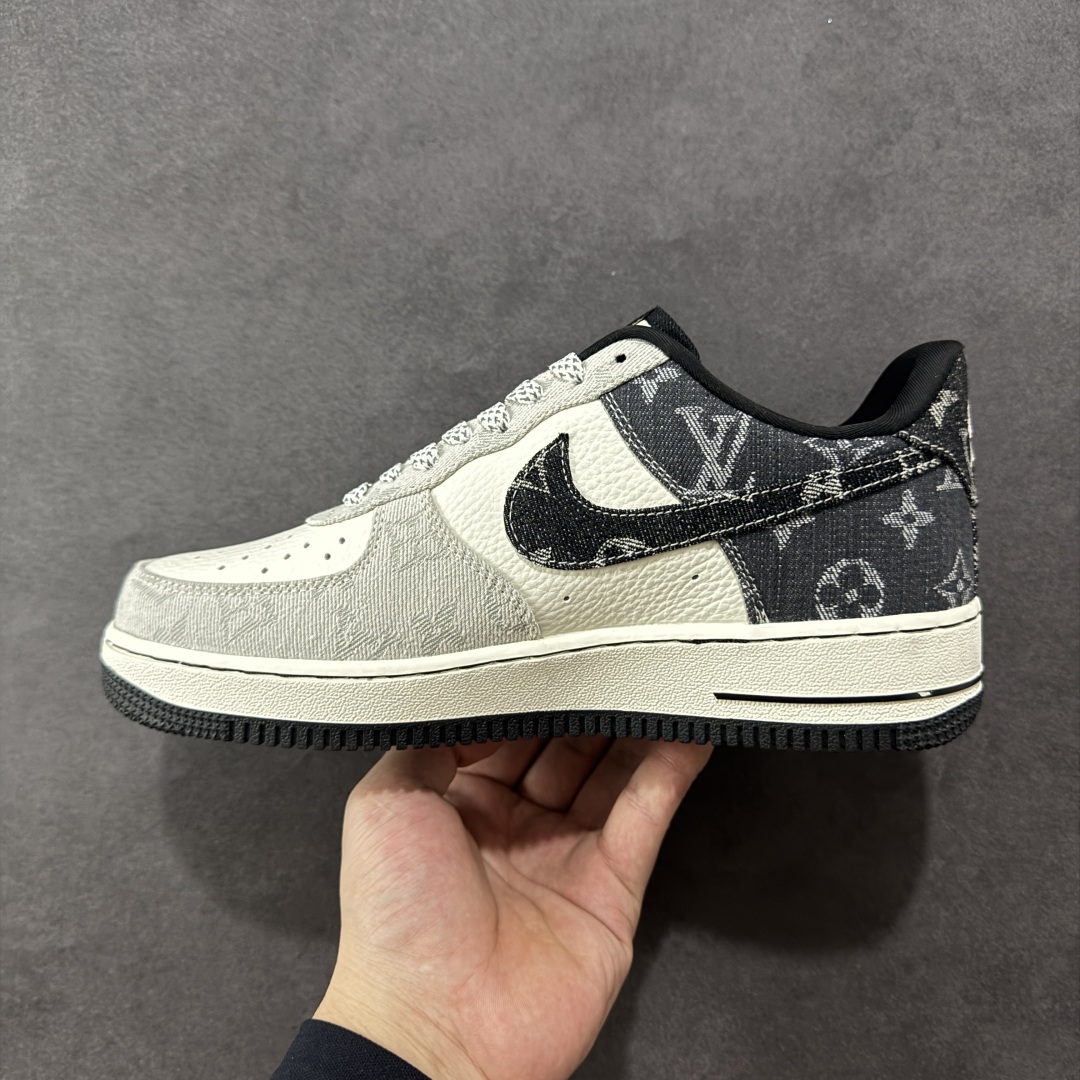 图片[2]-【定制版】Louis Vuitton x NIke Air Force 1 拼接牛仔 此款主张打破传统的工业化流水线设计限制，以Made by ideas的超级创意为理念，集结众多潮流设计师，结合时下最ing潮流风尚，为潮流爱好者打造彰品自我的专属潮品。同时尊重每个年轻人对于潮流的理解与选择，主张“让每个年轻人塑造自己的潮流”。 货号： SC0601-550 尺码： 36 36.5 37.5 38 38.5 39 40 40.5 41 42 42.5 43 44 44.5 45-选品中心