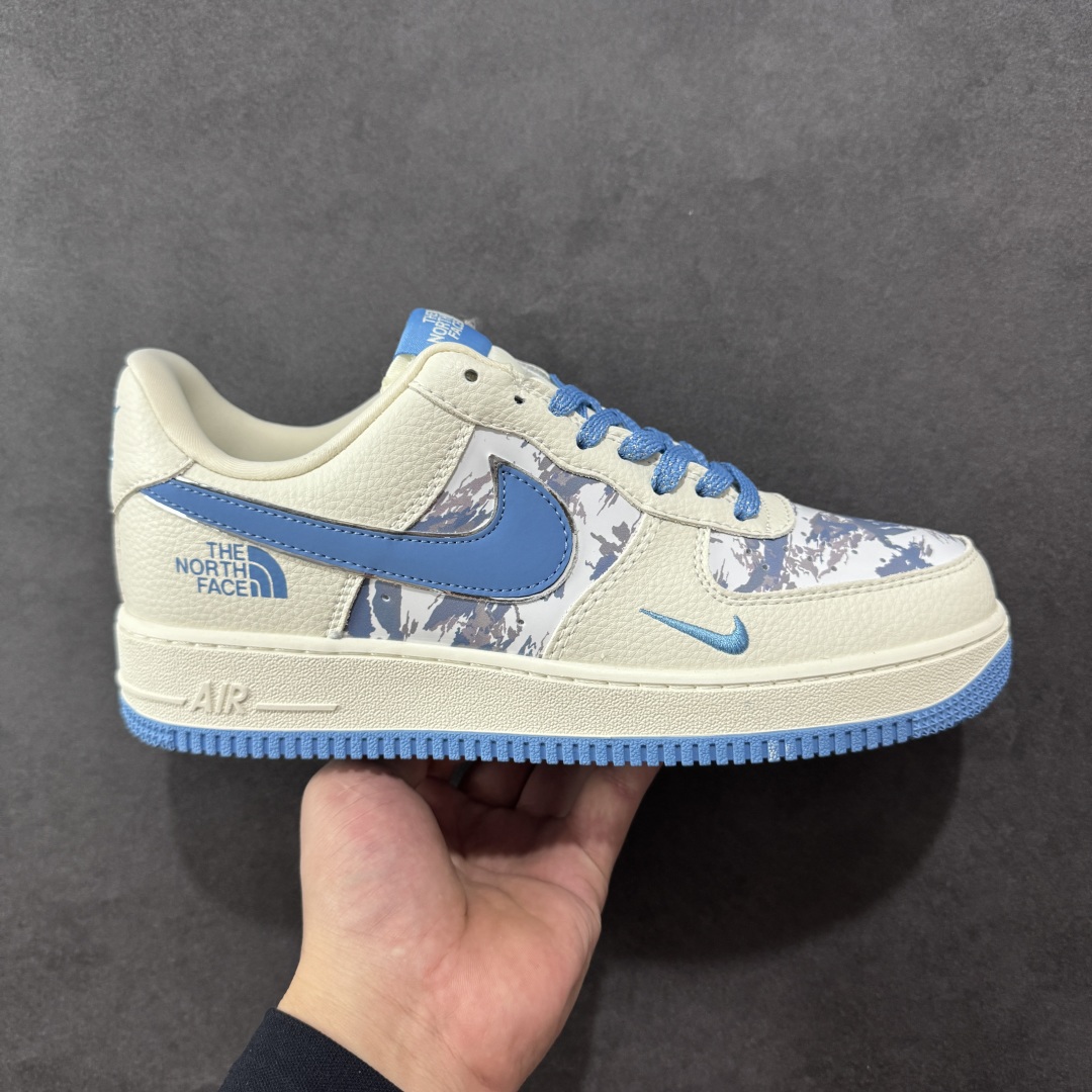 【定制版】The North Face x Nike Air Force 1 雪山米蓝 此款主张打破传统的工业化流水线设计限制,以Made by ideas的超级创意为理念,集结众多潮流设计师,结合时下最ing潮流风尚,为潮流爱好者打造彰品自我的专属潮品。同时尊重每个年轻人对于潮流的理解与选择,主张“让每个年轻人塑造自己的潮流”。 货号: KJ1688-003 尺码: 36 36.5 37.5 38 38.5 39 40 40.5 41 42 42.5 43 44 44.5 45-选品中心