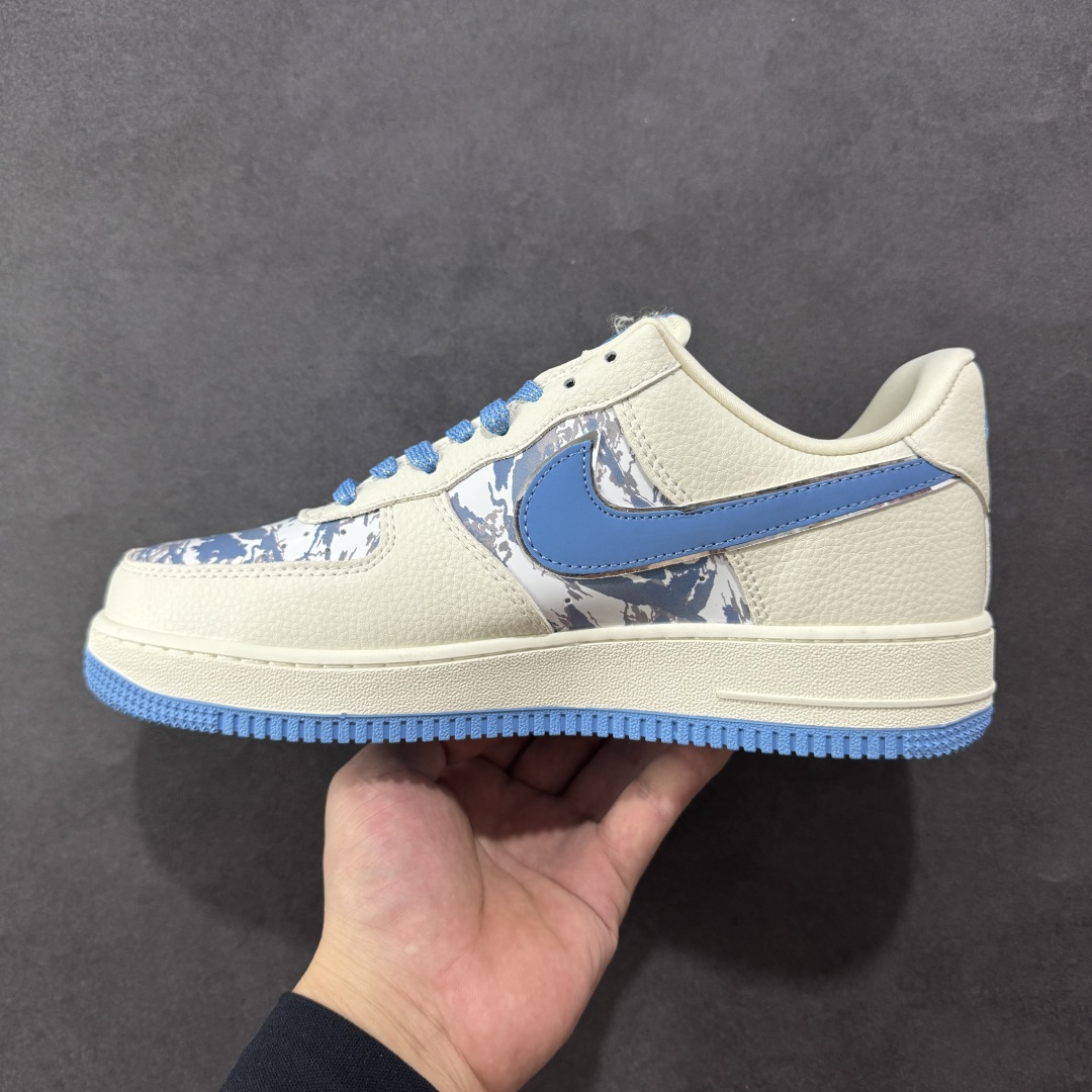 图片[2]-【定制版】The North Face x Nike Air Force 1 雪山米蓝 此款主张打破传统的工业化流水线设计限制，以Made by ideas的超级创意为理念，集结众多潮流设计师，结合时下最ing潮流风尚，为潮流爱好者打造彰品自我的专属潮品。同时尊重每个年轻人对于潮流的理解与选择，主张“让每个年轻人塑造自己的潮流”。 货号： KJ1688-003 尺码： 36 36.5 37.5 38 38.5 39 40 40.5 41 42 42.5 43 44 44.5 45-选品中心
