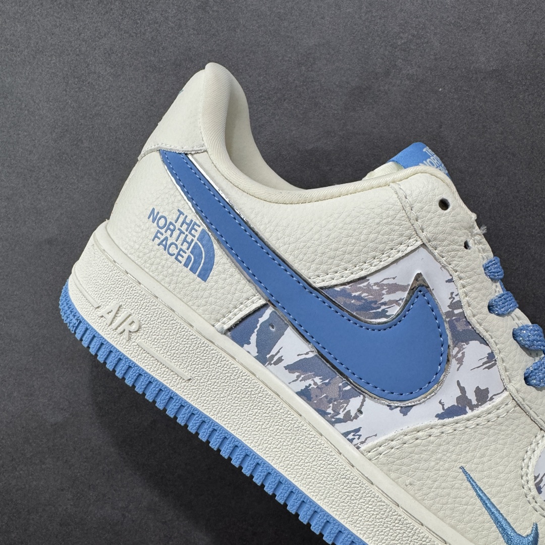 图片[6]-【定制版】The North Face x Nike Air Force 1 雪山米蓝 此款主张打破传统的工业化流水线设计限制，以Made by ideas的超级创意为理念，集结众多潮流设计师，结合时下最ing潮流风尚，为潮流爱好者打造彰品自我的专属潮品。同时尊重每个年轻人对于潮流的理解与选择，主张“让每个年轻人塑造自己的潮流”。 货号： KJ1688-003 尺码： 36 36.5 37.5 38 38.5 39 40 40.5 41 42 42.5 43 44 44.5 45-选品中心
