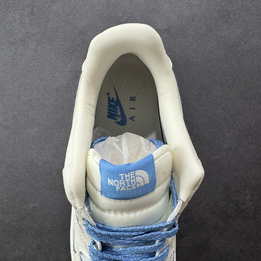 图片[7]-【定制版】The North Face x Nike Air Force 1 雪山米蓝 此款主张打破传统的工业化流水线设计限制，以Made by ideas的超级创意为理念，集结众多潮流设计师，结合时下最ing潮流风尚，为潮流爱好者打造彰品自我的专属潮品。同时尊重每个年轻人对于潮流的理解与选择，主张“让每个年轻人塑造自己的潮流”。 货号： KJ1688-003 尺码： 36 36.5 37.5 38 38.5 39 40 40.5 41 42 42.5 43 44 44.5 45-选品中心