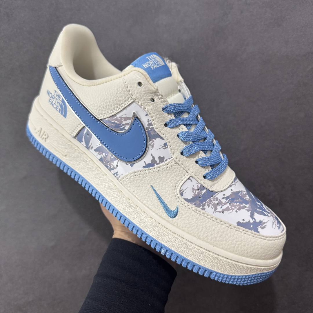 图片[3]-【定制版】The North Face x Nike Air Force 1 雪山米蓝 此款主张打破传统的工业化流水线设计限制，以Made by ideas的超级创意为理念，集结众多潮流设计师，结合时下最ing潮流风尚，为潮流爱好者打造彰品自我的专属潮品。同时尊重每个年轻人对于潮流的理解与选择，主张“让每个年轻人塑造自己的潮流”。 货号： KJ1688-003 尺码： 36 36.5 37.5 38 38.5 39 40 40.5 41 42 42.5 43 44 44.5 45-选品中心