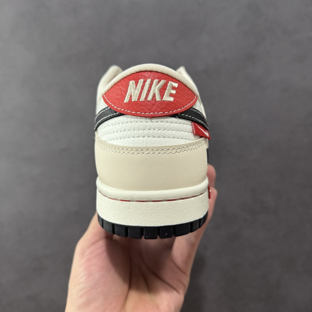 图片[4]-【定制版】Supreme x Nike Dunk Low 白卡其三小勾 此款主张打破传统的工业化流水线设计限制，以Made by ideas的超级创意为理念，集结众多潮流设计师，结合时下最ing潮流风尚，为潮流爱好者打造彰品自我的专属潮品。同时尊重每个年轻人对于潮流的理解与选择，主张“让每个年轻人塑造自己的潮流”。 货号： SC9207-427 尺码： 36 36.5 37.5 38 38.5 39 40 40.5 41 42 42.5 43 44 44.5 45-选品中心