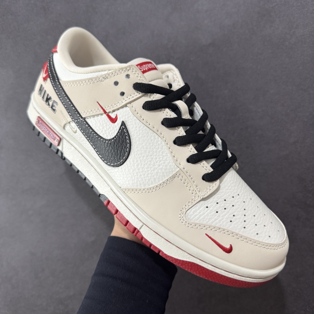 图片[3]-【定制版】Supreme x Nike Dunk Low 白卡其三小勾 此款主张打破传统的工业化流水线设计限制，以Made by ideas的超级创意为理念，集结众多潮流设计师，结合时下最ing潮流风尚，为潮流爱好者打造彰品自我的专属潮品。同时尊重每个年轻人对于潮流的理解与选择，主张“让每个年轻人塑造自己的潮流”。 货号： SC9207-427 尺码： 36 36.5 37.5 38 38.5 39 40 40.5 41 42 42.5 43 44 44.5 45-选品中心
