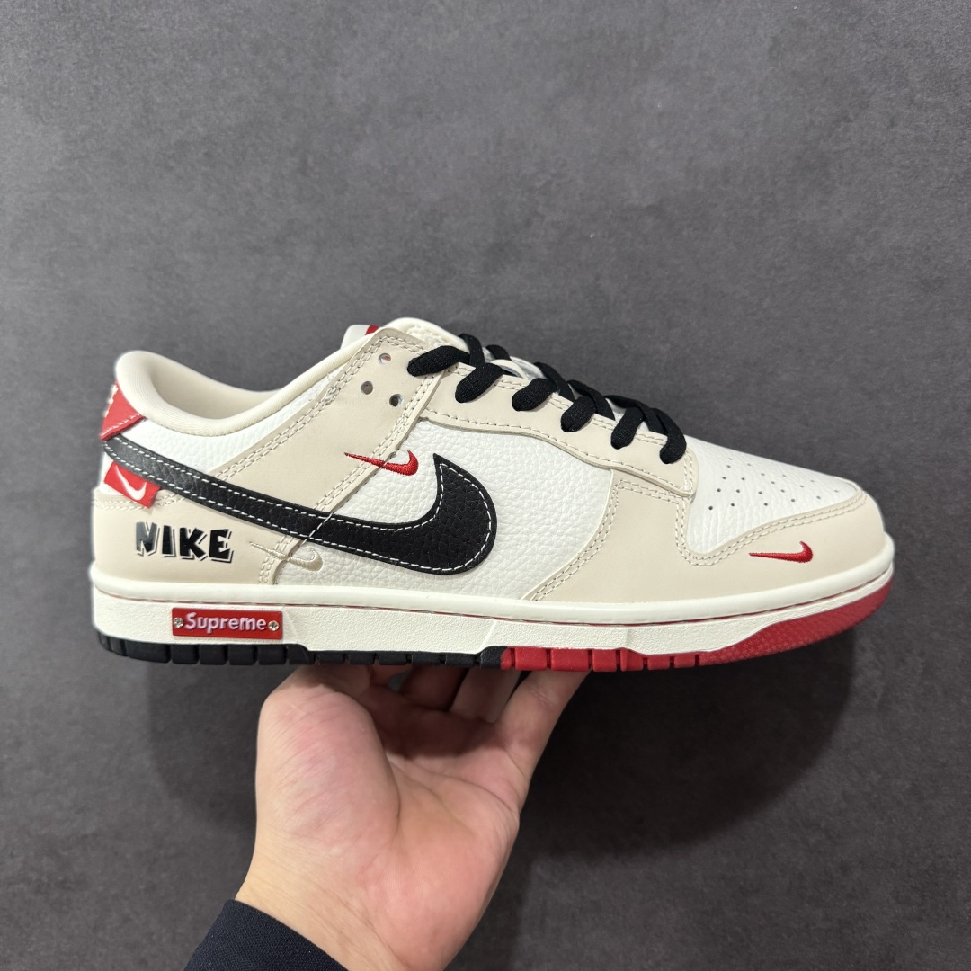 【定制版】Supreme x Nike Dunk Low 白卡其三小勾 此款主张打破传统的工业化流水线设计限制,以Made by ideas的超级创意为理念,集结众多潮流设计师,结合时下最ing潮流风尚,为潮流爱好者打造彰品自我的专属潮品。同时尊重每个年轻人对于潮流的理解与选择,主张“让每个年轻人塑造自己的潮流”。 货号: SC9207-427 尺码: 36 36.5 37.5 38 38.5 39 40 40.5 41 42 42.5 43 44 44.5 45-选品中心