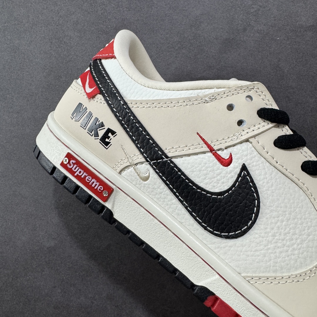 图片[6]-【定制版】Supreme x Nike Dunk Low 白卡其三小勾 此款主张打破传统的工业化流水线设计限制，以Made by ideas的超级创意为理念，集结众多潮流设计师，结合时下最ing潮流风尚，为潮流爱好者打造彰品自我的专属潮品。同时尊重每个年轻人对于潮流的理解与选择，主张“让每个年轻人塑造自己的潮流”。 货号： SC9207-427 尺码： 36 36.5 37.5 38 38.5 39 40 40.5 41 42 42.5 43 44 44.5 45-选品中心