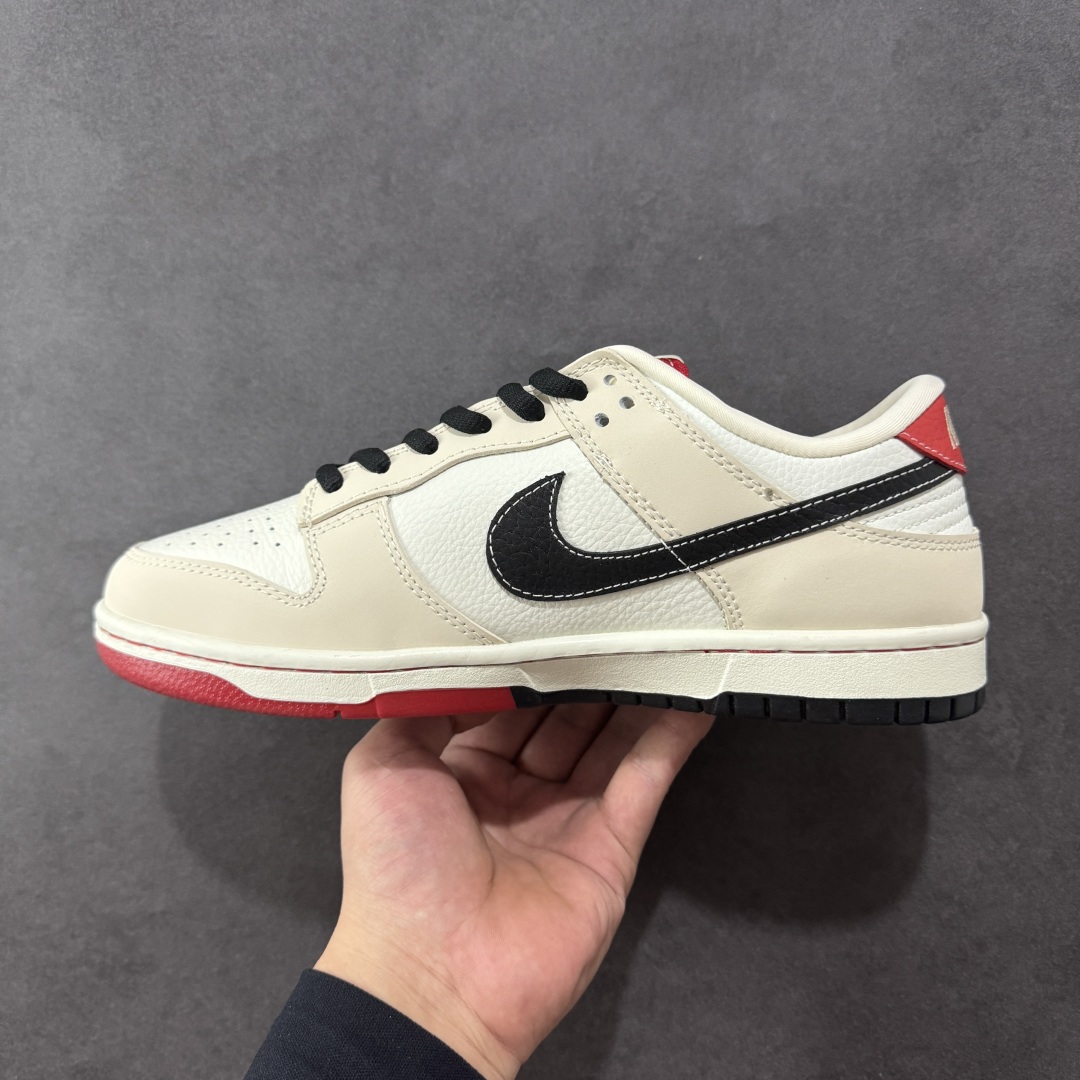 图片[2]-【定制版】Supreme x Nike Dunk Low 白卡其三小勾 此款主张打破传统的工业化流水线设计限制，以Made by ideas的超级创意为理念，集结众多潮流设计师，结合时下最ing潮流风尚，为潮流爱好者打造彰品自我的专属潮品。同时尊重每个年轻人对于潮流的理解与选择，主张“让每个年轻人塑造自己的潮流”。 货号： SC9207-427 尺码： 36 36.5 37.5 38 38.5 39 40 40.5 41 42 42.5 43 44 44.5 45-选品中心