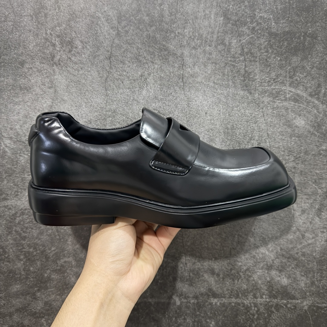 
【莞产纯原】Prada 方头英伦风中性小皮鞋乐福鞋﹣﹣复古时尚经典单品 后跟三角标设计很精致 鞋面原版