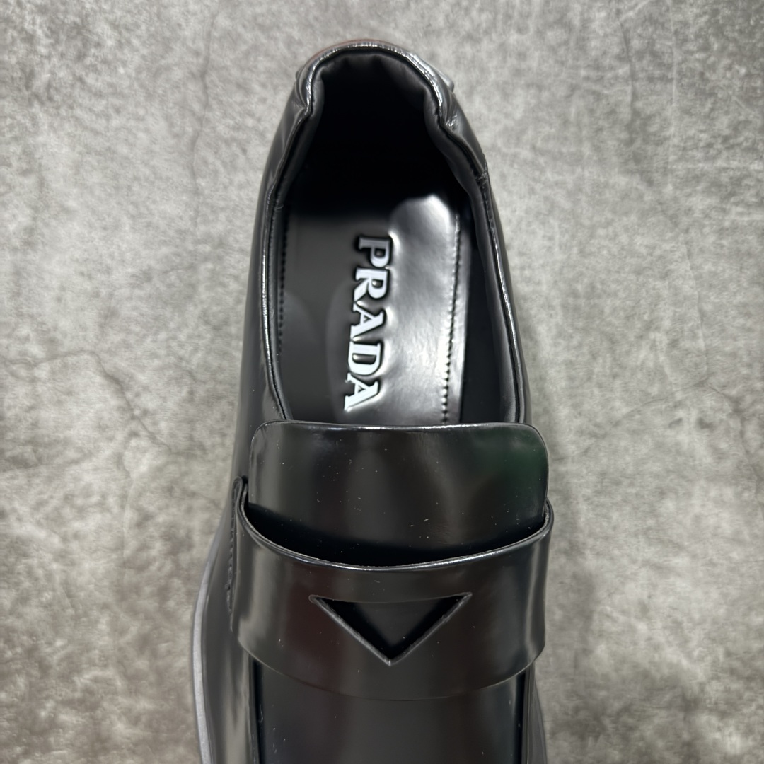 
【莞产纯原】Prada 方头英伦风中性小皮鞋乐福鞋﹣﹣复古时尚经典单品 后跟三角标设计很精致 鞋面原版