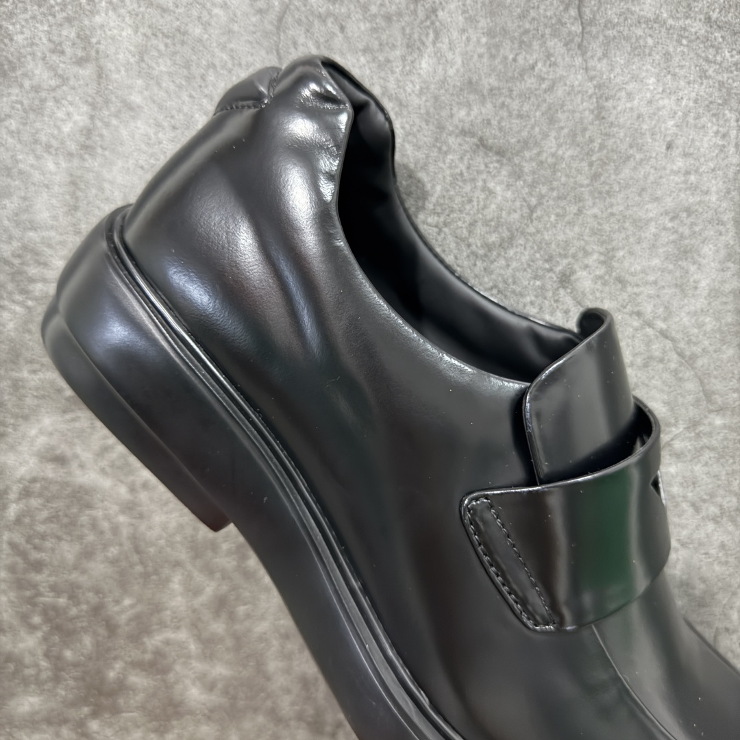 
【莞产纯原】Prada 方头英伦风中性小皮鞋乐福鞋﹣﹣复古时尚经典单品 后跟三角标设计很精致 鞋面原版