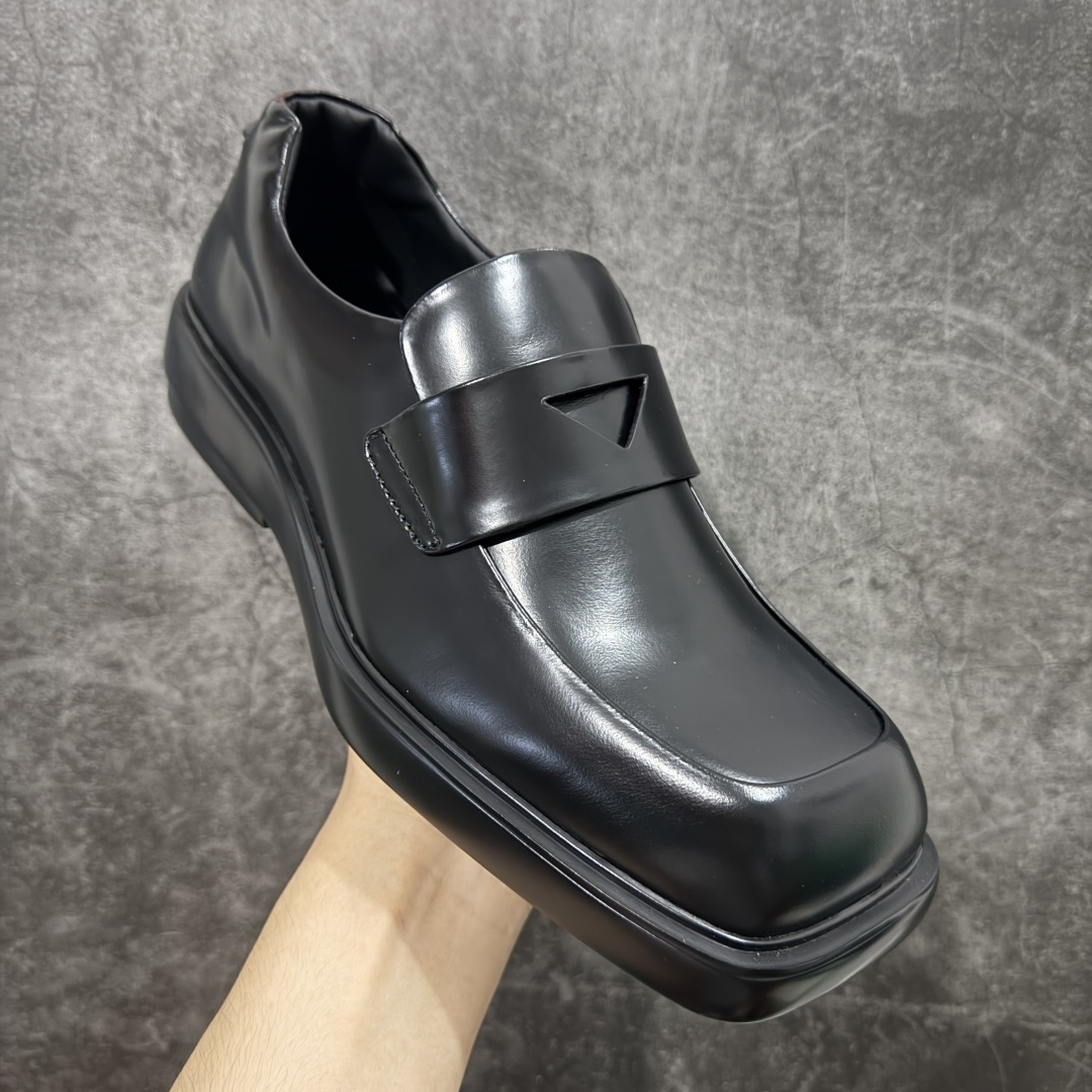 
【莞产纯原】Prada 方头英伦风中性小皮鞋乐福鞋﹣﹣复古时尚经典单品 后跟三角标设计很精致 鞋面原版