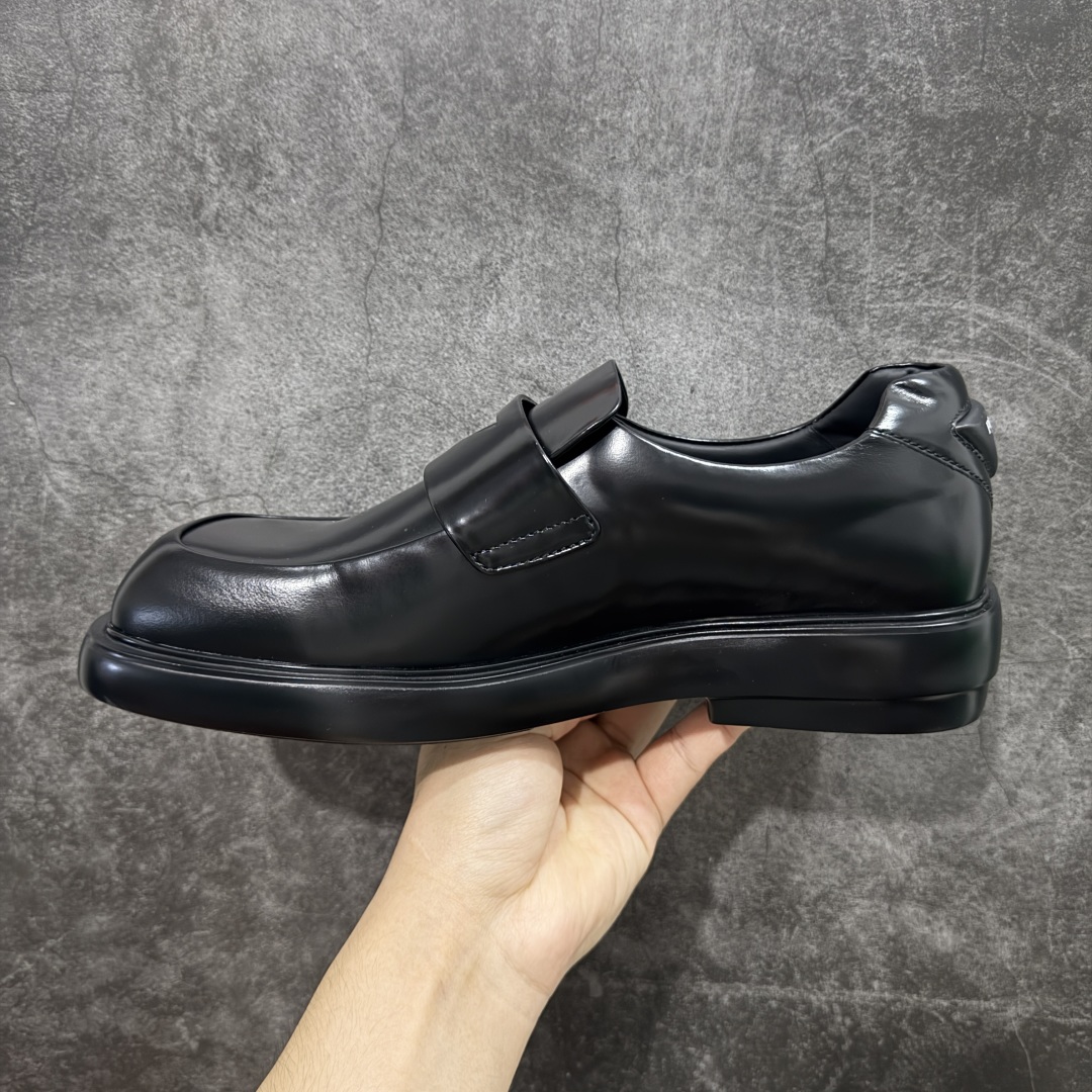 
【莞产纯原】Prada 方头英伦风中性小皮鞋乐福鞋﹣﹣复古时尚经典单品 后跟三角标设计很精致 鞋面原版