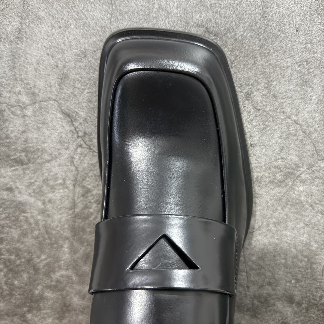 
【莞产纯原】Prada 方头英伦风中性小皮鞋乐福鞋﹣﹣复古时尚经典单品 后跟三角标设计很精致 鞋面原版