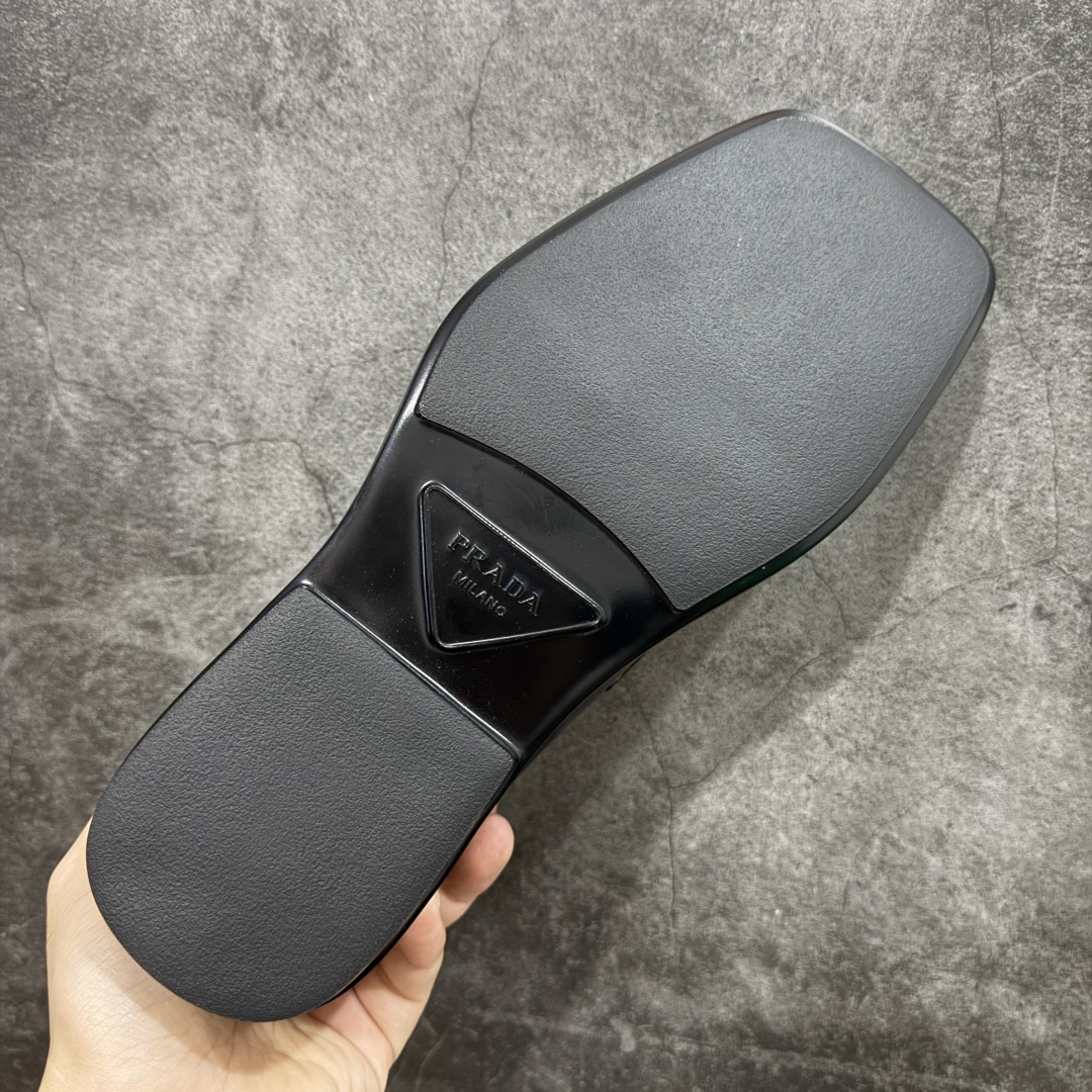 
【莞产纯原】Prada 方头英伦风中性小皮鞋乐福鞋﹣﹣复古时尚经典单品 后跟三角标设计很精致 鞋面原版