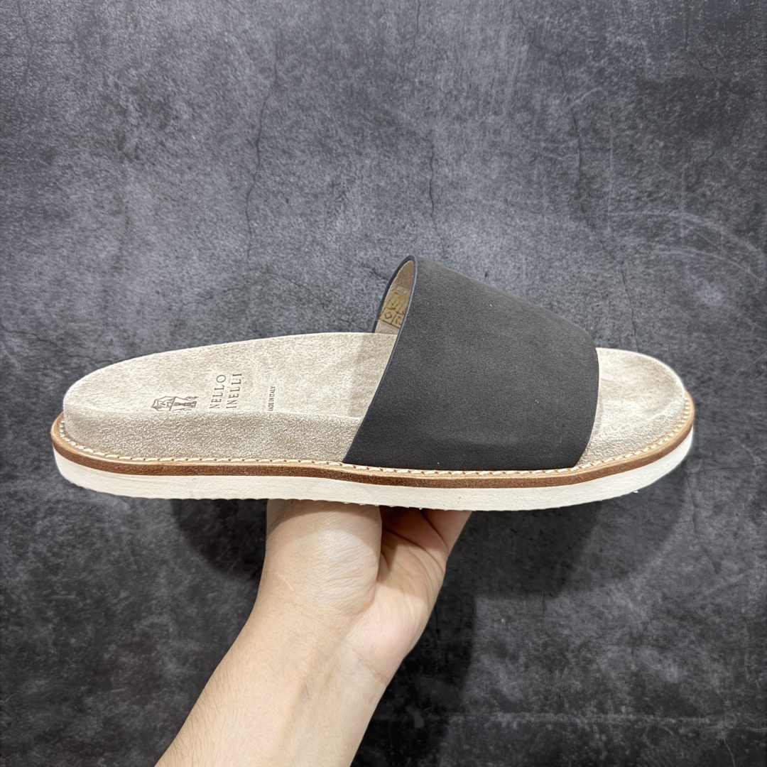 【佛山超a版】Brunello Cucinelli,BC 2025ss新款拖鞋出货🌈古铜 卡其色Logo一字麂皮凉拖,复古简约又不失时尚感,搭在任何穿搭上,都能轻松提升整体造型的精致度,每一步都走出随性自在 ,原版抽屉式包装,精致而大气i! 面料:反毛皮 大底:超轻橡胶发泡 尺码:男款39-45-选品中心