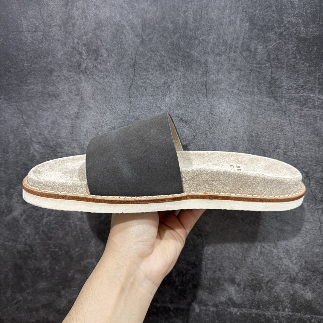 图片[2]-【佛山超a版】Brunello Cucinelli，BC 2025ss新款拖鞋出货🌈古铜 卡其色Logo一字麂皮凉拖，复古简约又不失时尚感，搭在任何穿搭上，都能轻松提升整体造型的精致度，每一步都走出随性自在 ，原版抽屉式包装，精致而大气i！ 面料：反毛皮 大底：超轻橡胶发泡 尺码：男款39-45-选品中心