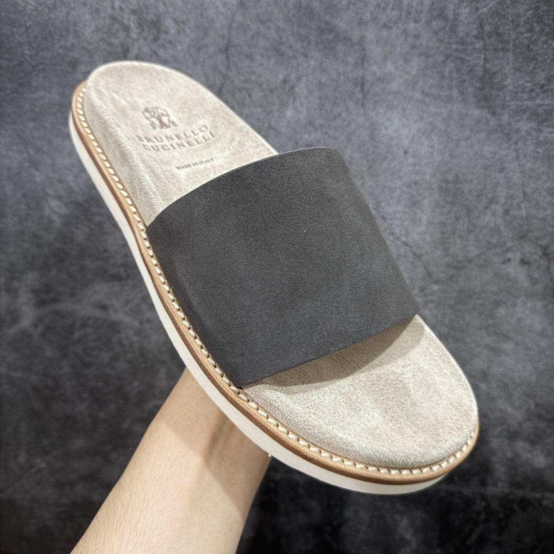 图片[3]-【佛山超a版】Brunello Cucinelli，BC 2025ss新款拖鞋出货🌈古铜 卡其色Logo一字麂皮凉拖，复古简约又不失时尚感，搭在任何穿搭上，都能轻松提升整体造型的精致度，每一步都走出随性自在 ，原版抽屉式包装，精致而大气i！ 面料：反毛皮 大底：超轻橡胶发泡 尺码：男款39-45-选品中心