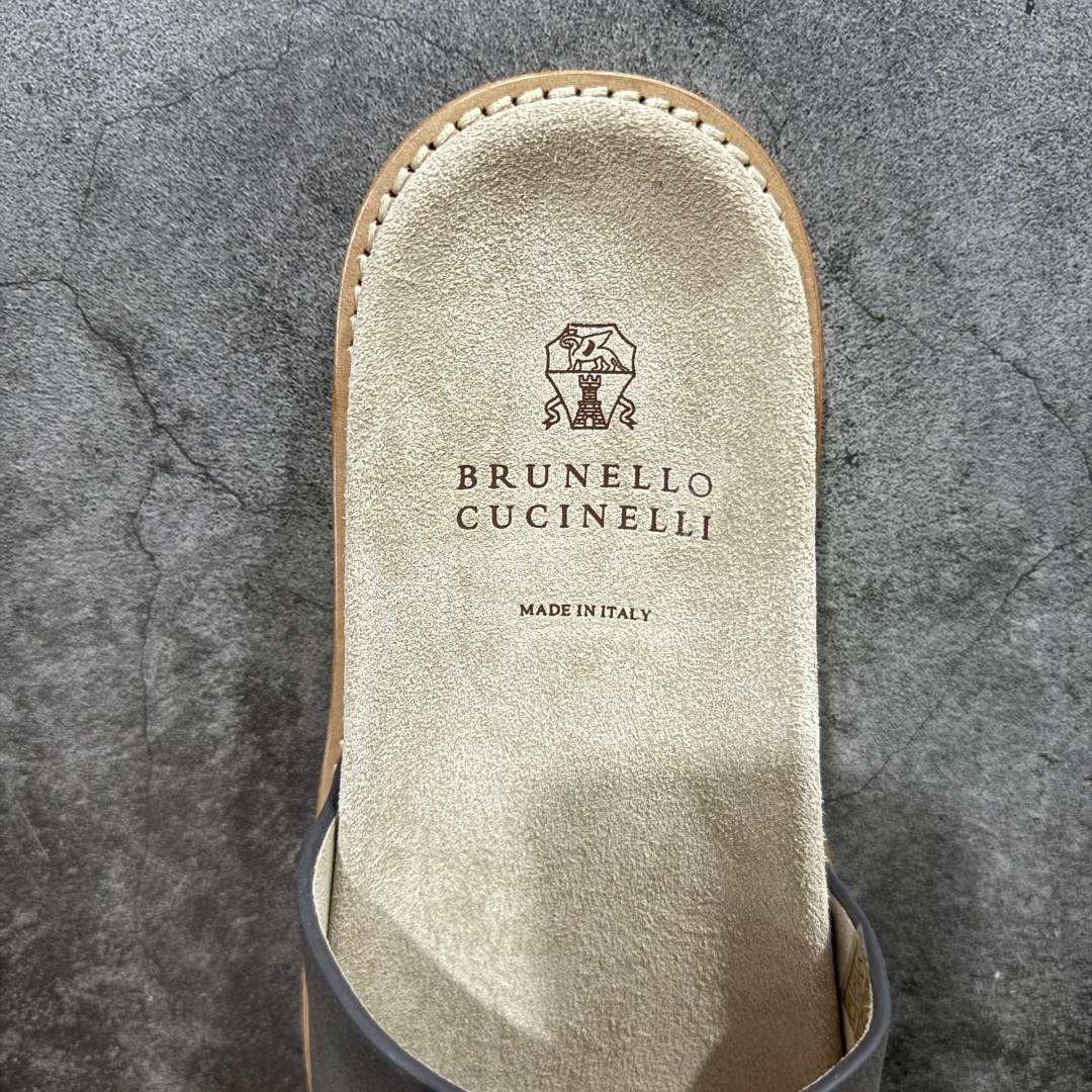 图片[7]-【佛山超a版】Brunello Cucinelli，BC 2025ss新款拖鞋出货🌈古铜 卡其色Logo一字麂皮凉拖，复古简约又不失时尚感，搭在任何穿搭上，都能轻松提升整体造型的精致度，每一步都走出随性自在 ，原版抽屉式包装，精致而大气i！ 面料：反毛皮 大底：超轻橡胶发泡 尺码：男款39-45-选品中心