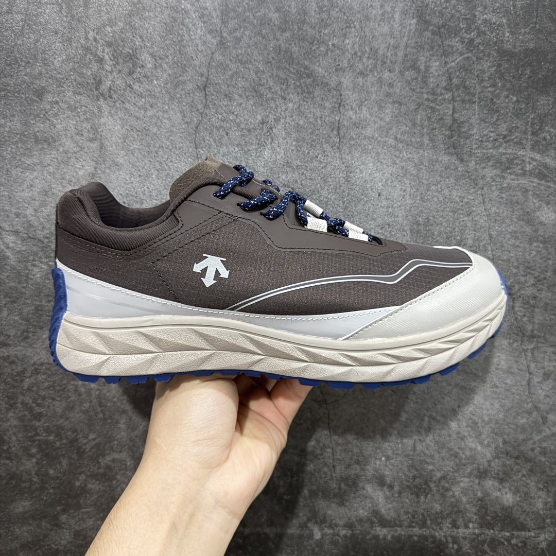 【纯原版】DESCENTE Terrain D 迪桑特舒适柔软防滑耐磨低帮生活休闲鞋 DESCENTE(迪桑特)创立于1935年,品牌名取自法语词汇,意为“滑降”。品牌箭头标识代表滑雪的三种技术“高速直线滑行”、“穿越”和“侧滑”,也寓意品牌在打造高端专业运动产品中不断追求完美的创新精神,致力于成为中国高端专业滑雪、综训、女子、铁人三项、高尔夫的第一品牌。 尺码:36 36.5 37 38 38.5 39 40 40.5 41 42 42.5 43 44 44.5 45-选品中心