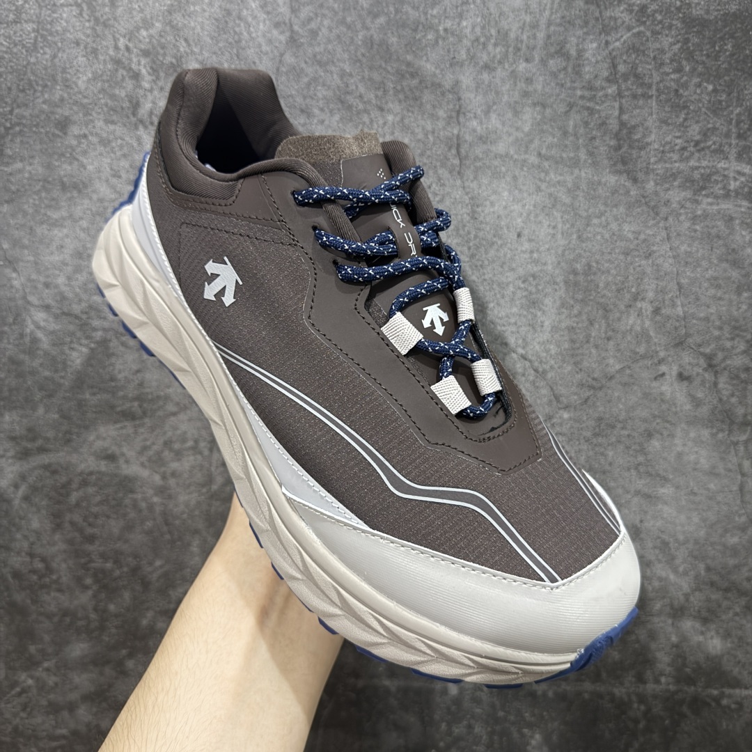 图片[3]-【纯原版】DESCENTE Terrain D 迪桑特舒适柔软防滑耐磨低帮生活休闲鞋 DESCENTE（迪桑特）创立于1935年，品牌名取自法语词汇，意为“滑降”。品牌箭头标识代表滑雪的三种技术“高速直线滑行”、“穿越”和“侧滑”，也寓意品牌在打造高端专业运动产品中不断追求完美的创新精神，致力于成为中国高端专业滑雪、综训、女子、铁人三项、高尔夫的第一品牌。 尺码：36 36.5 37 38 38.5 39 40 40.5 41 42 42.5 43 44 44.5 45-选品中心