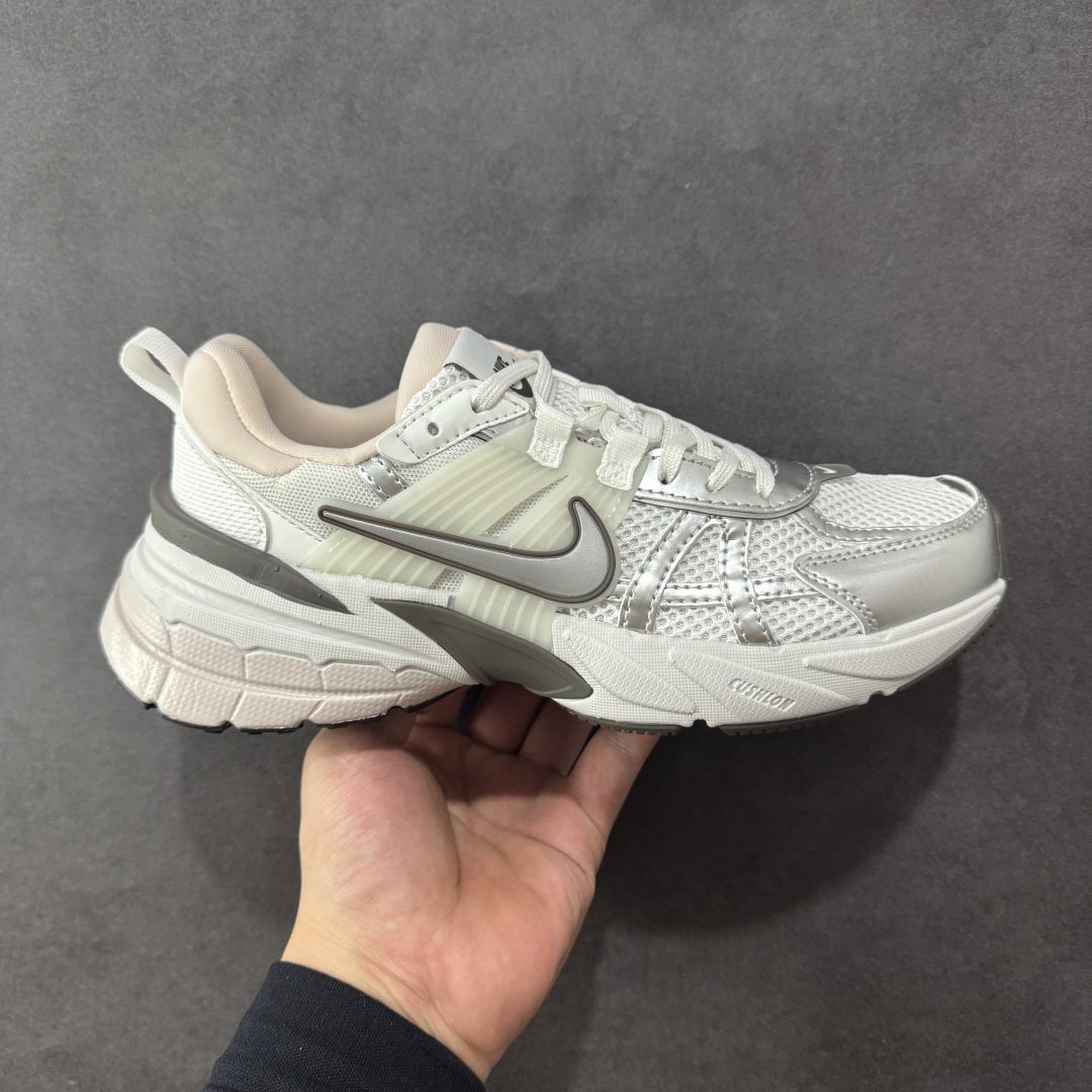 【公司级】NK V2k Runtekk 复古老爹鞋跑步鞋 FD0736-010 材质上使用大面积网眼 皮革 TPU 组成 支撑和透气性肯定不错 中底处由 Cushlon 泡绵打造 保证在压马路时可以提供优秀脚感 并通过一手做旧氧化效果突出复古感 中底造型很容易让大家联想到巴黎世家3XL 增高效果同样不能忽视 尺码:36-45-选品中心