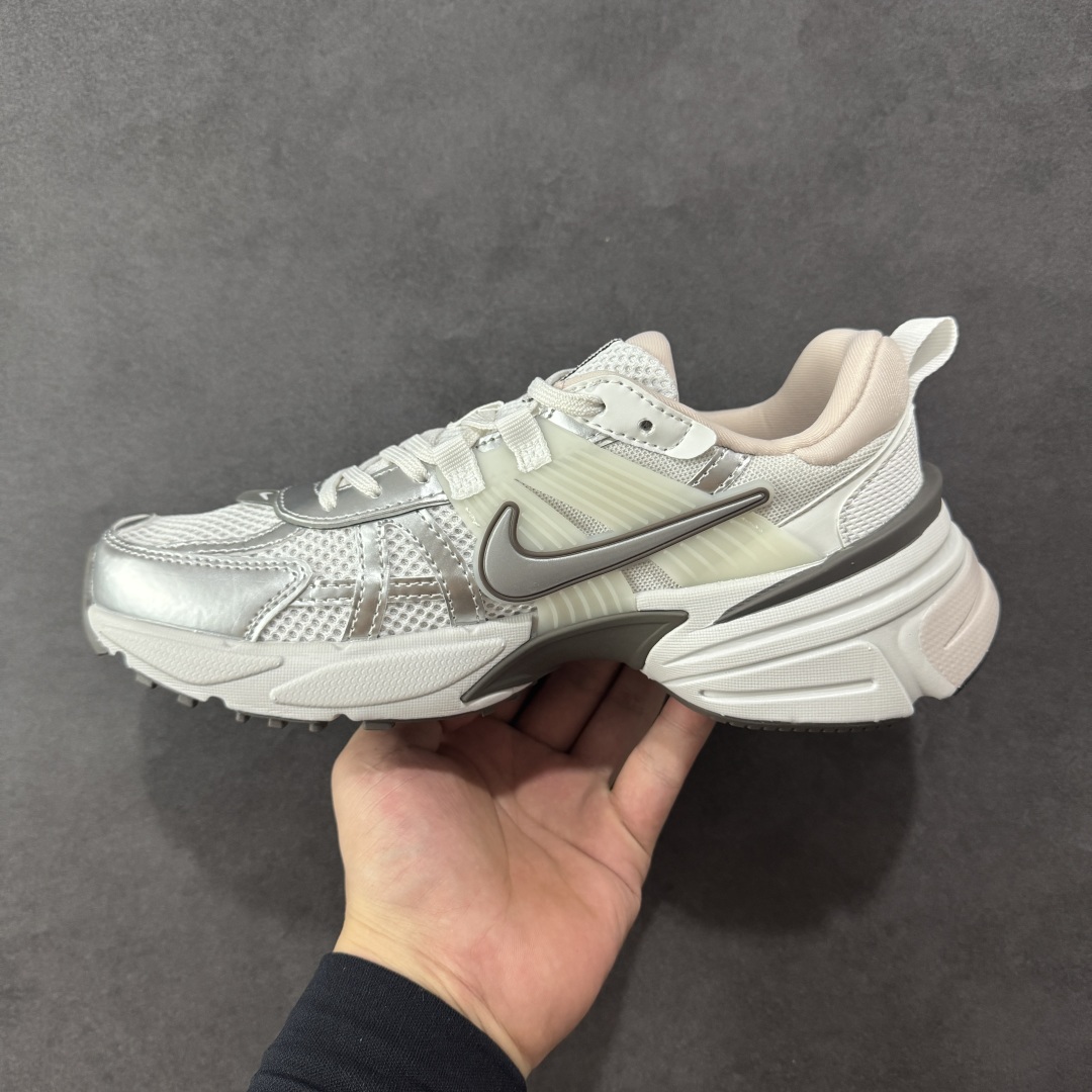 图片[2]-【公司级】NK V2k Runtekk 复古老爹鞋跑步鞋 FD0736-010 材质上使用大面积网眼 皮革 TPU 组成 支撑和透气性肯定不错 中底处由 Cushlon 泡绵打造 保证在压马路时可以提供优秀脚感 并通过一手做旧氧化效果突出复古感 中底造型很容易让大家联想到巴黎世家3XL 增高效果同样不能忽视 尺码：36-45-选品中心