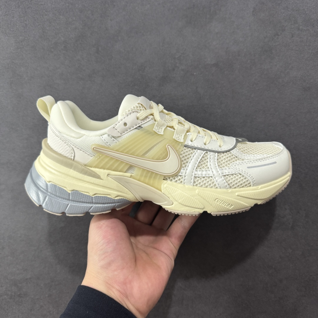 【公司级】NK V2k Runtekk 复古老爹鞋跑步鞋 HO1512-110 材质上使用大面积网眼 皮革 TPU 组成 支撑和透气性肯定不错 中底处由 Cushlon 泡绵打造 保证在压马路时可以提供优秀脚感 并通过一手做旧氧化效果突出复古感 中底造型很容易让大家联想到巴黎世家3XL 增高效果同样不能忽视 尺码:36-45-选品中心