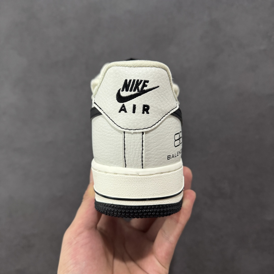 图片[4]-【定制版】Nike Air Force 1 Low 07 x Balenciaga 白黑绑带小钩 原楦头原纸板 打造纯正低帮空军版型 专注外贸渠道 全掌内置蜂窝气垫 原盒配件 原厂中底钢印、拉帮完美 货号：AM1588 019 尺码：36 36.5 37.5 38 38.5 39 40 40.5 41 42 42.5 43 44 44.5 45-选品中心