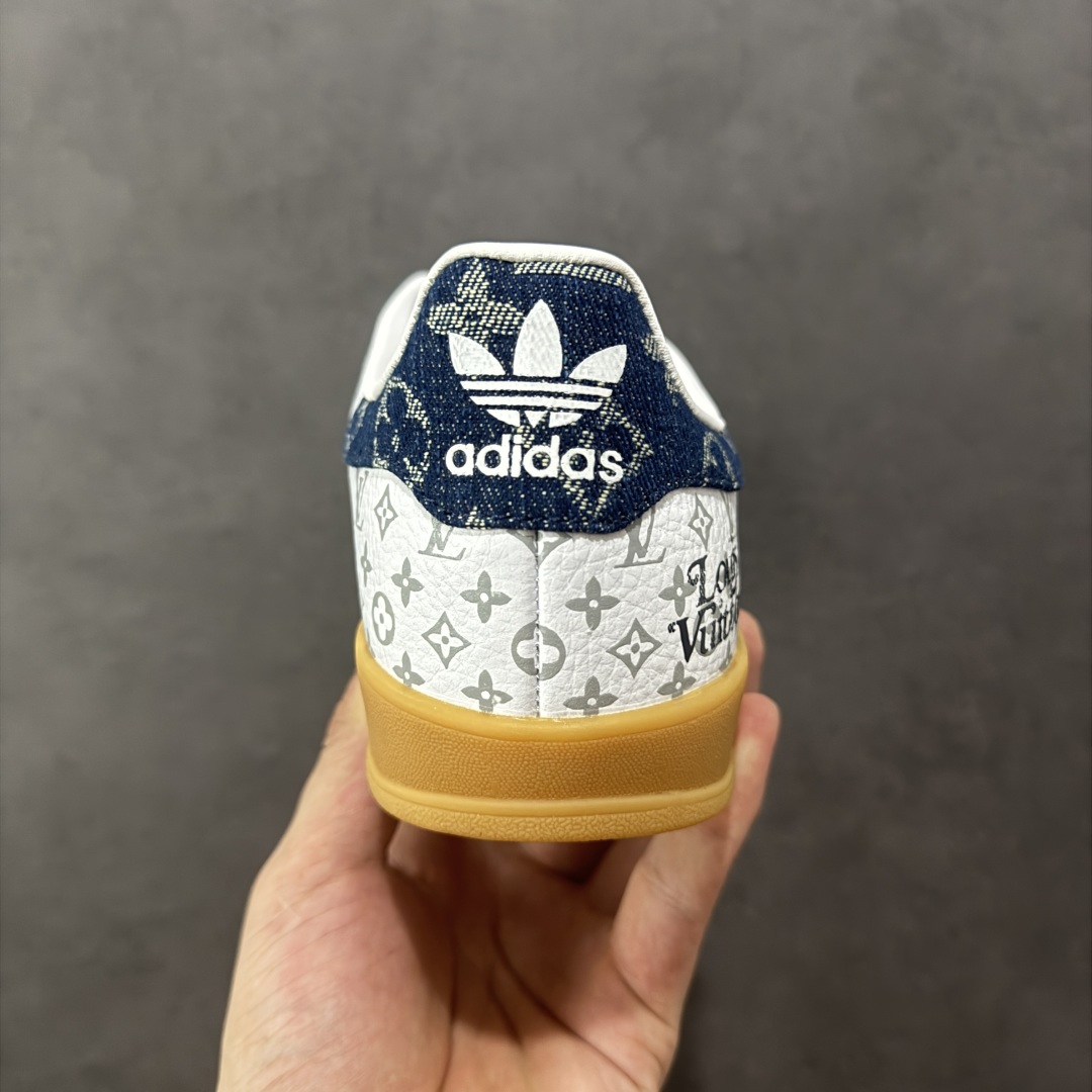 图片[4]-【定制版】AD SAMBA OG x Louis Vuitton 白黑 休闲板鞋 该鞋款鞋面采用多种材料拼接(缝/车线) Superstar系列又备受众多滑板爱好者的青睐 这款Superstar经典鞋 沿用50年来的贝壳鞋头样式 继往开来 采用皮革鞋面和浑厚全包大底设计 烫金徽标伴你在滑板上留下“流星”般绚丽的轨迹 货号： SC9207-727 尺码： 36 36.5 37.5 38 38.5 39 40 40.5 41 42 42.5 43 44 44.5 45-选品中心