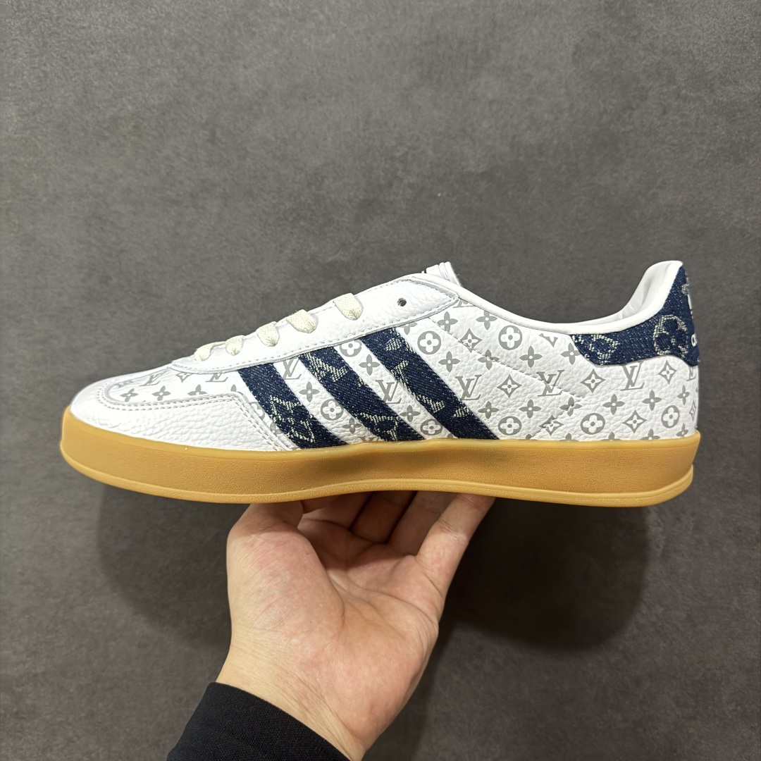 图片[2]-【定制版】AD SAMBA OG x Louis Vuitton 白黑 休闲板鞋 该鞋款鞋面采用多种材料拼接(缝/车线) Superstar系列又备受众多滑板爱好者的青睐 这款Superstar经典鞋 沿用50年来的贝壳鞋头样式 继往开来 采用皮革鞋面和浑厚全包大底设计 烫金徽标伴你在滑板上留下“流星”般绚丽的轨迹 货号： SC9207-727 尺码： 36 36.5 37.5 38 38.5 39 40 40.5 41 42 42.5 43 44 44.5 45-选品中心