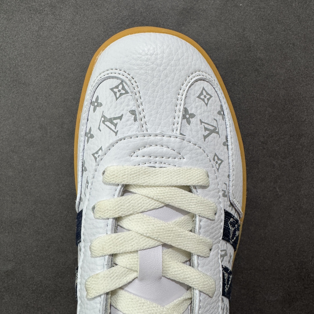 图片[8]-【定制版】AD SAMBA OG x Louis Vuitton 白黑 休闲板鞋 该鞋款鞋面采用多种材料拼接(缝/车线) Superstar系列又备受众多滑板爱好者的青睐 这款Superstar经典鞋 沿用50年来的贝壳鞋头样式 继往开来 采用皮革鞋面和浑厚全包大底设计 烫金徽标伴你在滑板上留下“流星”般绚丽的轨迹 货号： SC9207-727 尺码： 36 36.5 37.5 38 38.5 39 40 40.5 41 42 42.5 43 44 44.5 45-选品中心
