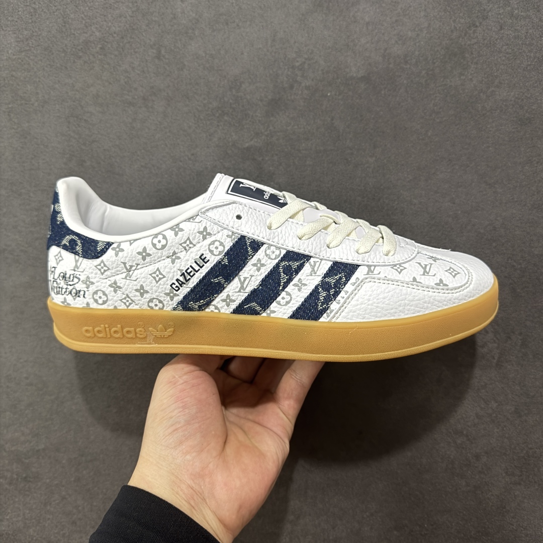 【定制版】AD SAMBA OG x Louis Vuitton 白黑 休闲板鞋 该鞋款鞋面采用多种材料拼接(缝/车线) Superstar系列又备受众多滑板爱好者的青睐 这款Superstar经典鞋 沿用50年来的贝壳鞋头样式 继往开来 采用皮革鞋面和浑厚全包大底设计 烫金徽标伴你在滑板上留下“流星”般绚丽的轨迹 货号: SC9207-727 尺码: 36 36.5 37.5 38 38.5 39 40 40.5 41 42 42.5 43 44 44.5 45-选品中心