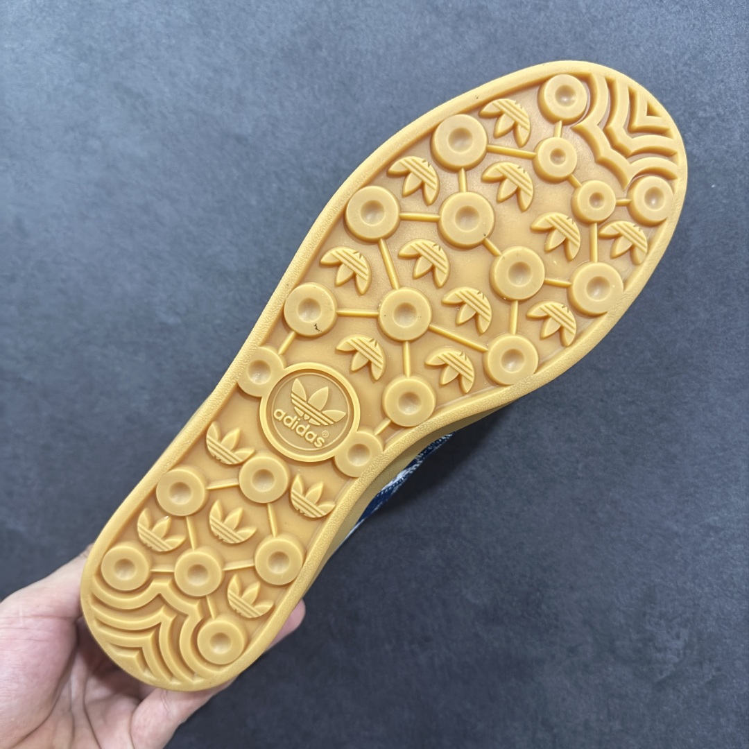 图片[9]-【定制版】AD SAMBA OG x Louis Vuitton 白黑 休闲板鞋 该鞋款鞋面采用多种材料拼接(缝/车线) Superstar系列又备受众多滑板爱好者的青睐 这款Superstar经典鞋 沿用50年来的贝壳鞋头样式 继往开来 采用皮革鞋面和浑厚全包大底设计 烫金徽标伴你在滑板上留下“流星”般绚丽的轨迹 货号： SC9207-727 尺码： 36 36.5 37.5 38 38.5 39 40 40.5 41 42 42.5 43 44 44.5 45-选品中心