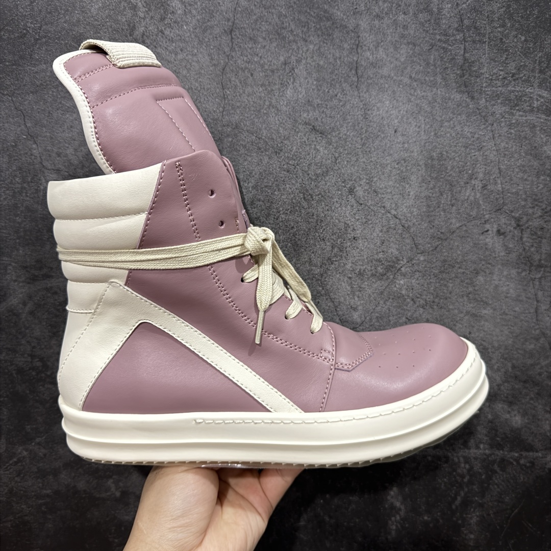 【莞产G版】RO / Rick Owens 瑞克·欧文斯 【款式】 倒三角/经典底/细鞋带款,复古白色+黑 熊猫配色! 【皮料】 东莞原厂进口全新2024年新材质“摔纹粒面小牛皮” 【鞋带】 鞋带采用水染定织法工艺,高密度之下,透出光泽感! 【拉链】 RO拉链定制logo刻字、拉顺感十足,无阻断感! 【鞋头】奶白色小牛皮,软糯,轻轻按压有牛皮细细的纹理质感! 【鞋舌】内里也是全牛皮,一整张牛皮切割,无拼皮、无边角料皮! 【鞋底】TPU大底奶香味!硬度、肤感一比一!鞋底logo钢印清晰正确! 【鞋垫】整张牛皮鞋垫 + 3层夹心泡棉材质(白+粉色),独家私人开模冲孔! 【尺码】 :36 37 38 39 40 41 42 43 44 45 46!-选品中心
