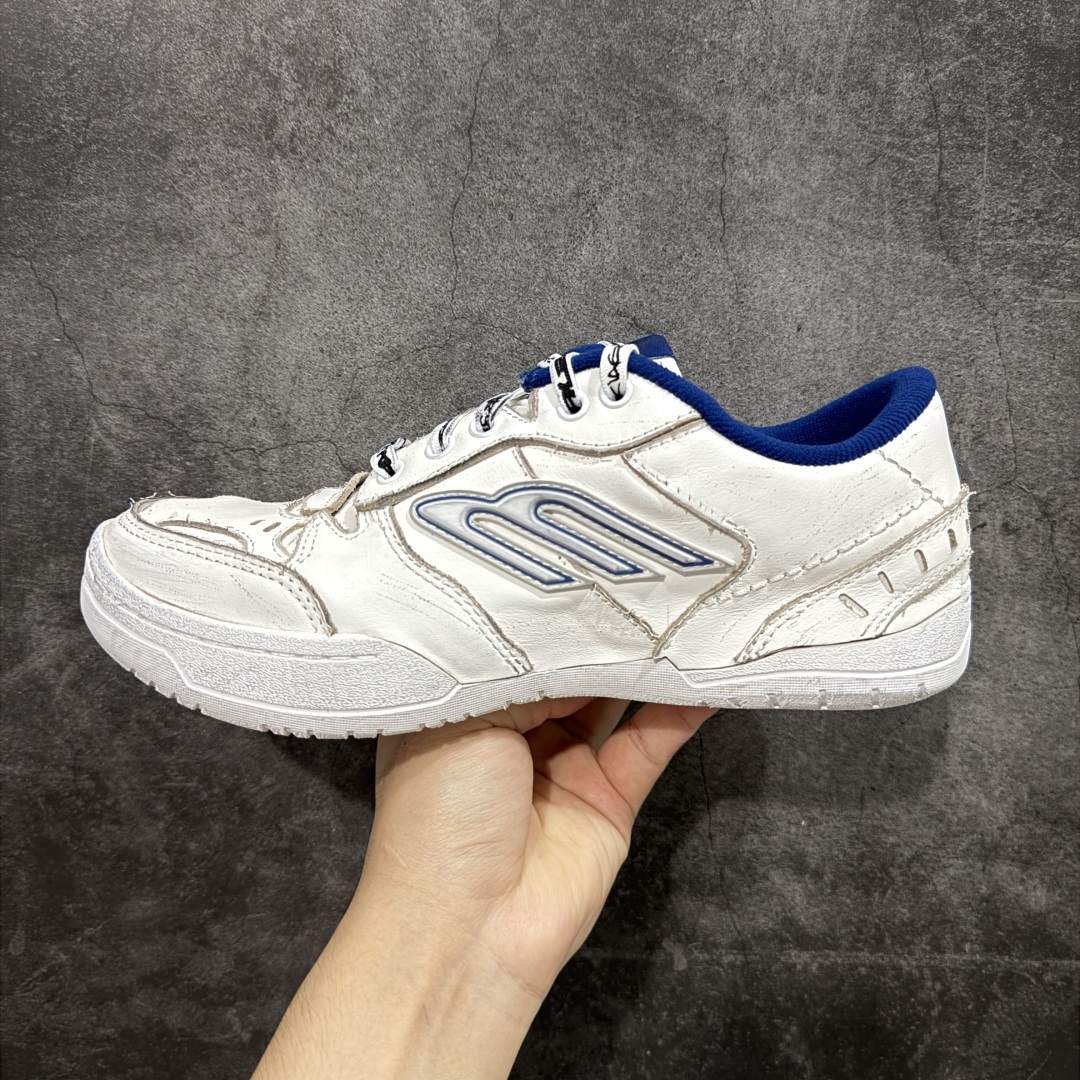 图片[2]-【VG零售版】Balenciaga Hamptons Worn-Out 巴黎世家十八18代 涤纶（聚酯纤维）牛皮革 圆头系带 低帮 生活休闲鞋板鞋 全套原纸板楦头开发 最原汁原味的灵魂版型 全鞋荧光划线卡点 胶水把控整洁度追求极致完美 每一双都是工艺品 多重QC质检 超越公司货的品控标准 实实在在的免检产品 原盒原配 正确字体电绣 粗细、位置、大小正确 侧边TPU 透气孔匹配意产原版 正确分离大底 TPU软底 原版一致大底LOGO 立体感十足 原厂皮料水洗做旧 采购原厂网纱 偏大一码 尺码：35 36 37 38 39 40 41 42 43 44 45 46-选品中心