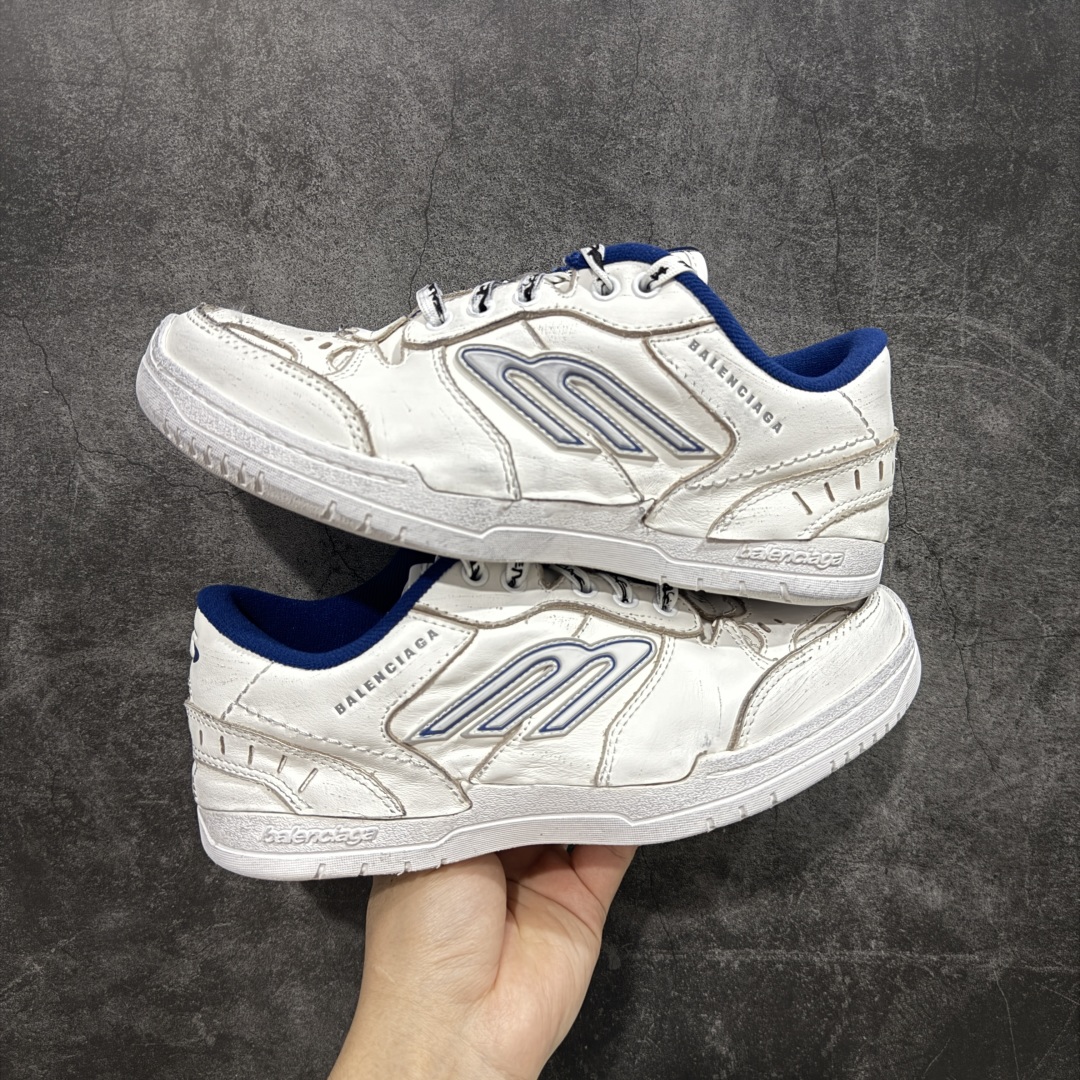 图片[9]-【VG零售版】Balenciaga Hamptons Worn-Out 巴黎世家十八18代 涤纶（聚酯纤维）牛皮革 圆头系带 低帮 生活休闲鞋板鞋 全套原纸板楦头开发 最原汁原味的灵魂版型 全鞋荧光划线卡点 胶水把控整洁度追求极致完美 每一双都是工艺品 多重QC质检 超越公司货的品控标准 实实在在的免检产品 原盒原配 正确字体电绣 粗细、位置、大小正确 侧边TPU 透气孔匹配意产原版 正确分离大底 TPU软底 原版一致大底LOGO 立体感十足 原厂皮料水洗做旧 采购原厂网纱 偏大一码 尺码：35 36 37 38 39 40 41 42 43 44 45 46-选品中心