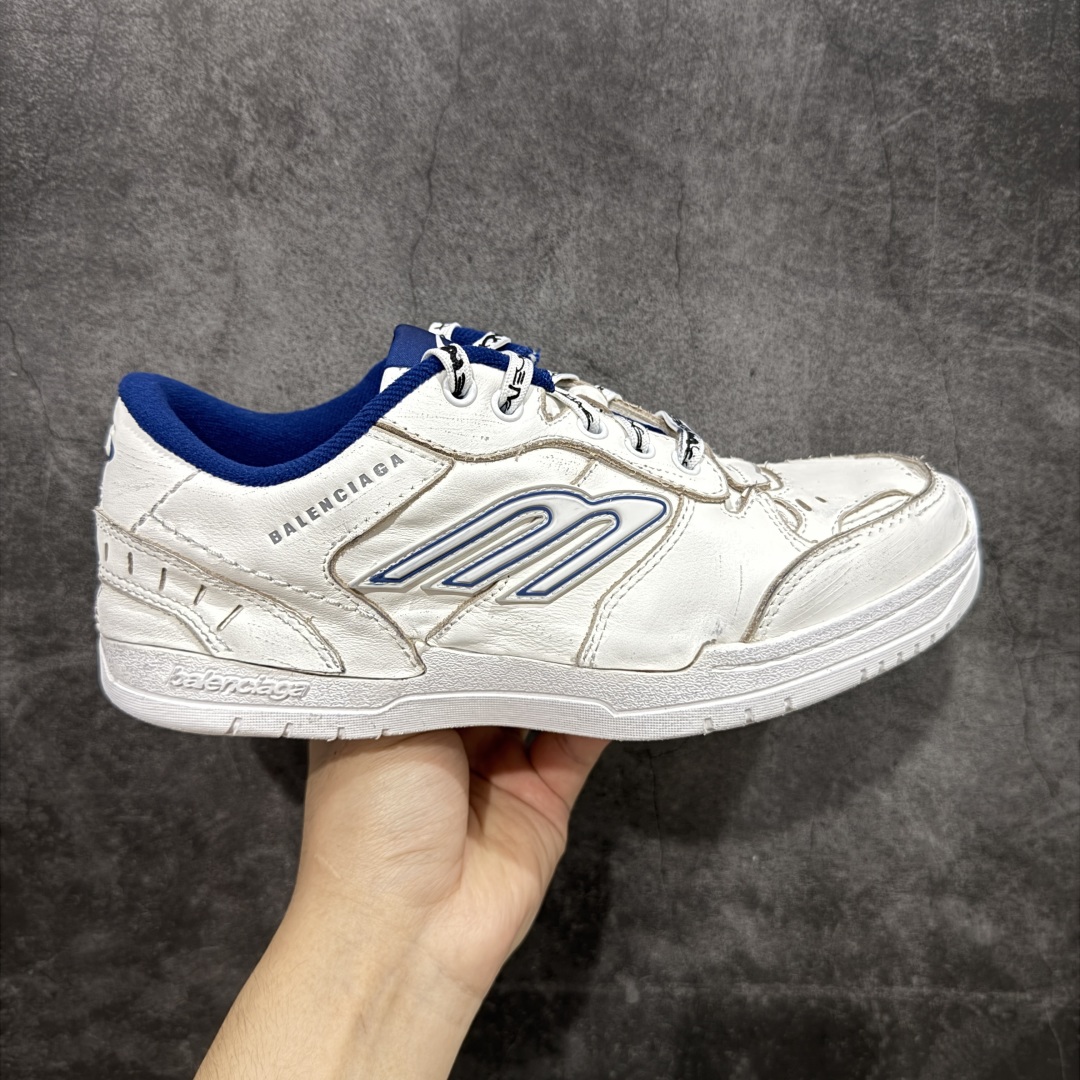 【VG零售版】Balenciaga Hamptons Worn-Out 巴黎世家十八18代 涤纶(聚酯纤维)牛皮革 圆头系带 低帮 生活休闲鞋板鞋 全套原纸板楦头开发 最原汁原味的灵魂版型 全鞋荧光划线卡点 胶水把控整洁度追求极致完美 每一双都是工艺品 多重QC质检 超越公司货的品控标准 实实在在的免检产品 原盒原配 正确字体电绣 粗细、位置、大小正确 侧边TPU 透气孔匹配意产原版 正确分离大底 TPU软底 原版一致大底LOGO 立体感十足 原厂皮料水洗做旧 采购原厂网纱 偏大一码 尺码:35 36 37 38 39 40 41 42 43 44 45 46-选品中心