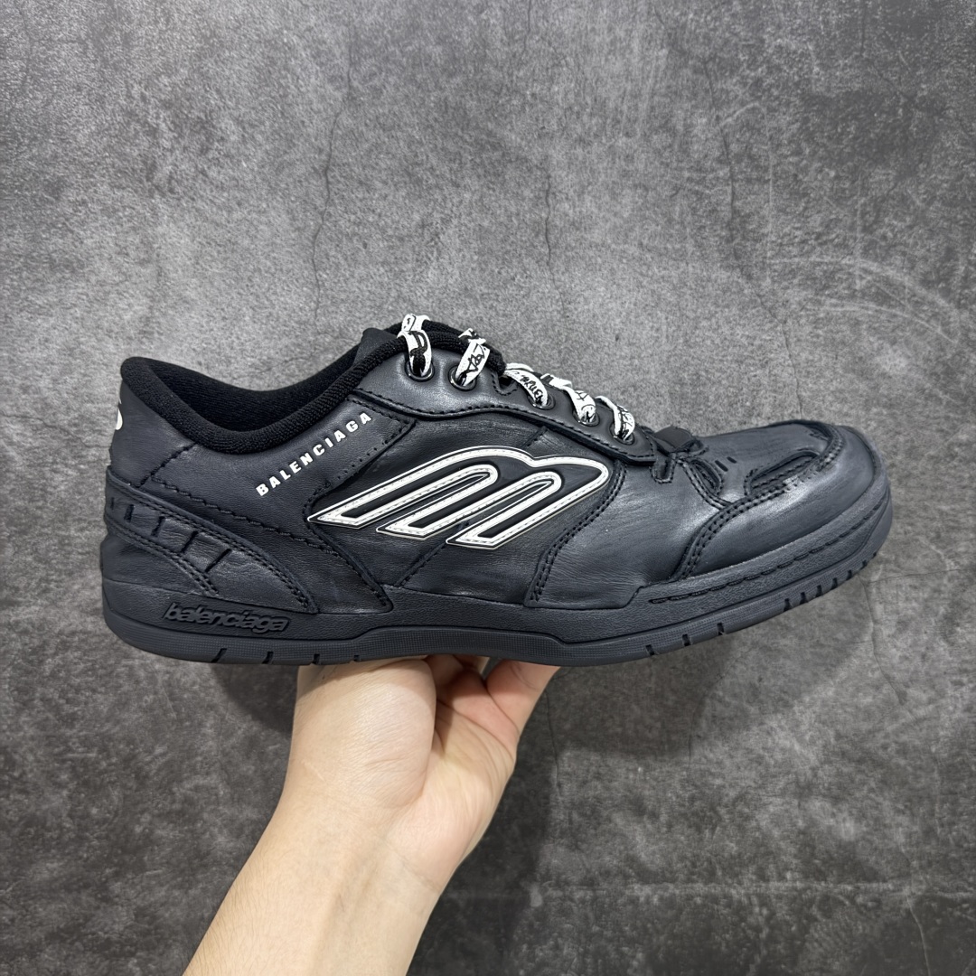 【XA纯原版】Balenciaga Hamptons Worn-Out 巴黎世家十八18代 涤纶(聚酯纤维)牛皮革 圆头系带 低帮 生活休闲鞋板鞋 全套原纸板楦头开发 最原汁原味的灵魂版型 全鞋荧光划线卡点 胶水把控整洁度追求极致完美 每一双都是工艺品 多重QC质检 超越公司货的品控标准 实实在在的免检产品 原盒原配 正确字体电绣 粗细、位置、大小正确 侧边TPU 透气孔匹配意产原版 正确分离大底 TPU软底 原版一致大底LOGO 立体感十足 原厂皮料水洗做旧 采购原厂网纱 偏大一码 尺码:35 36 37 38 39 40 41 42 43 44 45 46-选品中心