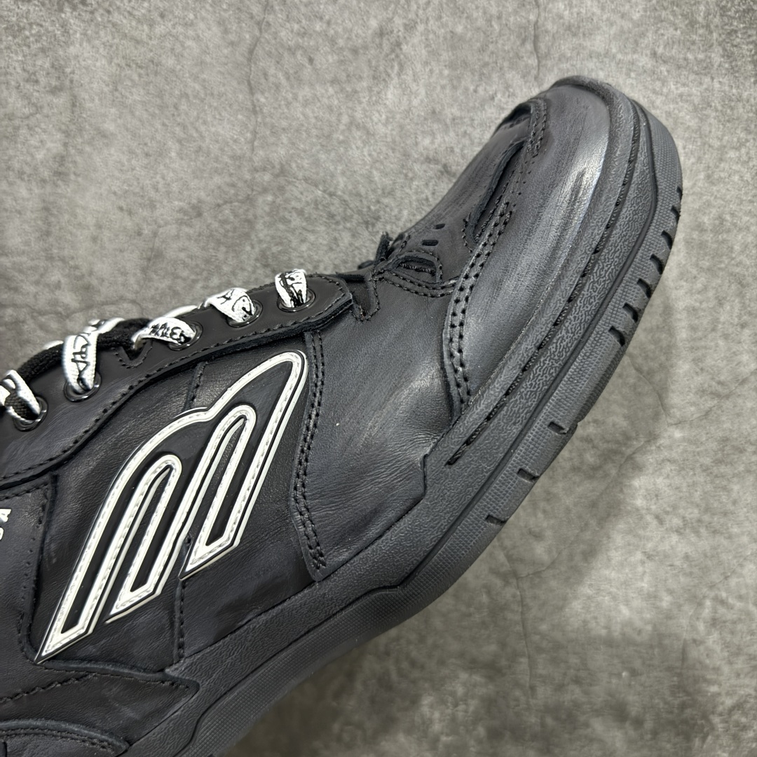 图片[6]-【XA纯原版】Balenciaga Hamptons Worn-Out 巴黎世家十八18代 涤纶（聚酯纤维）牛皮革 圆头系带 低帮 生活休闲鞋板鞋 全套原纸板楦头开发 最原汁原味的灵魂版型 全鞋荧光划线卡点 胶水把控整洁度追求极致完美 每一双都是工艺品 多重QC质检 超越公司货的品控标准 实实在在的免检产品 原盒原配 正确字体电绣 粗细、位置、大小正确 侧边TPU 透气孔匹配意产原版 正确分离大底 TPU软底 原版一致大底LOGO 立体感十足 原厂皮料水洗做旧 采购原厂网纱 偏大一码 尺码：35 36 37 38 39 40 41 42 43 44 45 46-选品中心