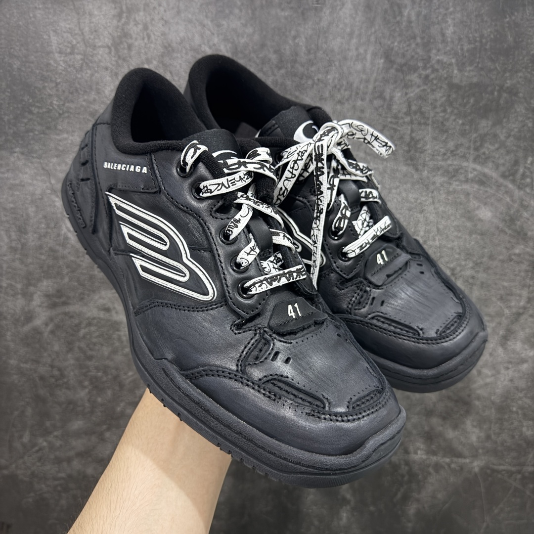 【XA纯原版】Balenciaga Hamptons Worn-Out 巴黎世家十八18代 涤纶(聚酯纤维)牛皮革 圆头系带 低帮 生活休闲鞋板鞋 全套原纸板楦头开发 最原汁原味的灵魂版型 全鞋荧光划线卡点 胶水把控整洁度追求极致完美 每一双都是工艺品 多重QC质检 超越公司货的品控标准 实实在在的免检产品 原盒原配 正确字体电绣 粗细、位置、大小正确 侧边TPU 透气孔匹配意产原版 正确分离大底 TPU软底 原版一致大底LOGO 立体感十足 原厂皮料水洗做旧 采购原厂网纱 偏大一码 尺码:35 36 37 38 39 40 41 42 43 44 45 46-选品中心