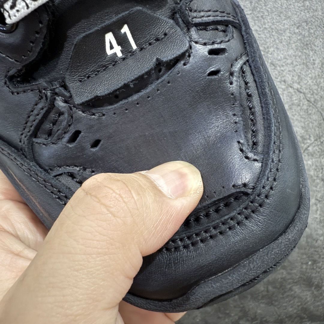 图片[6]-【XA纯原版】Balenciaga Hamptons Worn-Out 巴黎世家十八18代 涤纶（聚酯纤维）牛皮革 圆头系带 低帮 生活休闲鞋板鞋 全套原纸板楦头开发 最原汁原味的灵魂版型 全鞋荧光划线卡点 胶水把控整洁度追求极致完美 每一双都是工艺品 多重QC质检 超越公司货的品控标准 实实在在的免检产品 原盒原配 正确字体电绣 粗细、位置、大小正确 侧边TPU 透气孔匹配意产原版 正确分离大底 TPU软底 原版一致大底LOGO 立体感十足 原厂皮料水洗做旧 采购原厂网纱 偏大一码 尺码：35 36 37 38 39 40 41 42 43 44 45 46-选品中心