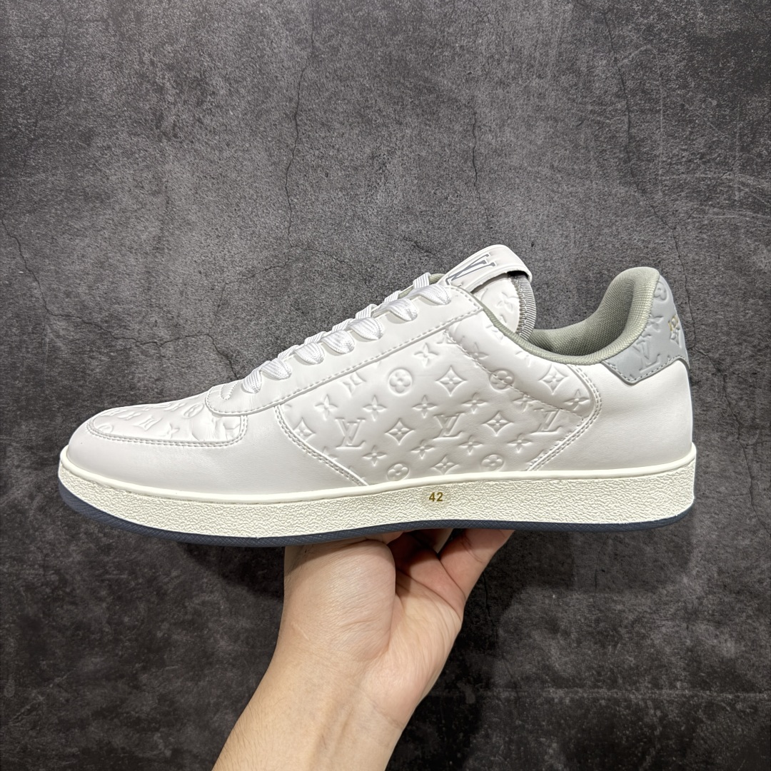 图片[2]-【海淘代购版】Louis Vuitton LV 路易威登 Rivoli 低帮休闲板鞋 海淘代购同渠道品质 高端零售 外贸充正专供 原版购入开发 ZP级全套包装 完美楦型 正确卡色 大底TPU 质感媲美原版 细节与原版一致 请注意区分市面通货材 尺码：38 39 40 41 42 43 44 45 46-选品中心