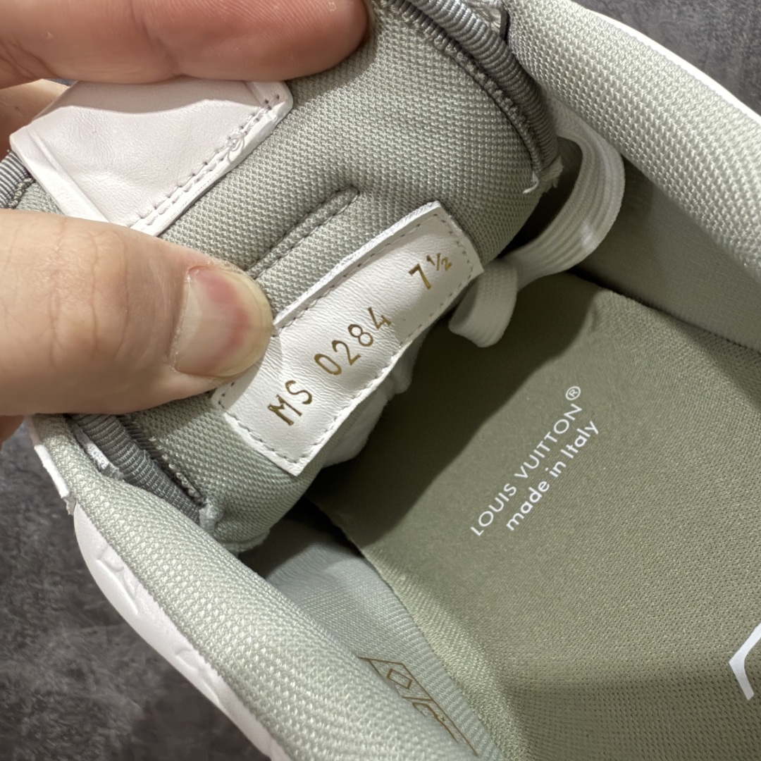 图片[7]-【海淘代购版】Louis Vuitton LV 路易威登 Rivoli 低帮休闲板鞋 海淘代购同渠道品质 高端零售 外贸充正专供 原版购入开发 ZP级全套包装 完美楦型 正确卡色 大底TPU 质感媲美原版 细节与原版一致 请注意区分市面通货材 尺码：38 39 40 41 42 43 44 45 46-选品中心