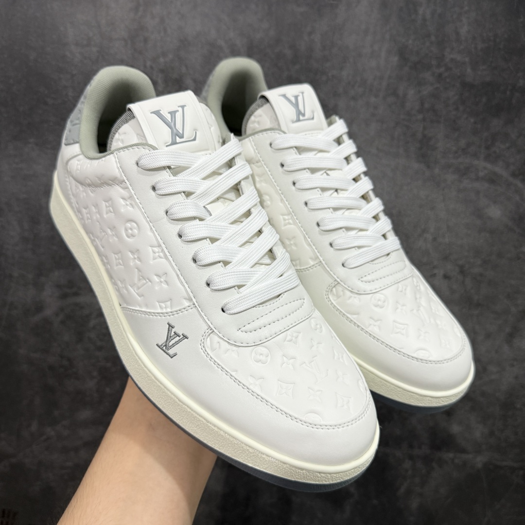 【海淘代购版】Louis Vuitton LV 路易威登 Rivoli 低帮休闲板鞋 海淘代购同渠道品质 高端零售 外贸充正专供 原版购入开发 ZP级全套包装 完美楦型 正确卡色 大底TPU 质感媲美原版 细节与原版一致 请注意区分市面通货材 尺码:38 39 40 41 42 43 44 45 46-选品中心