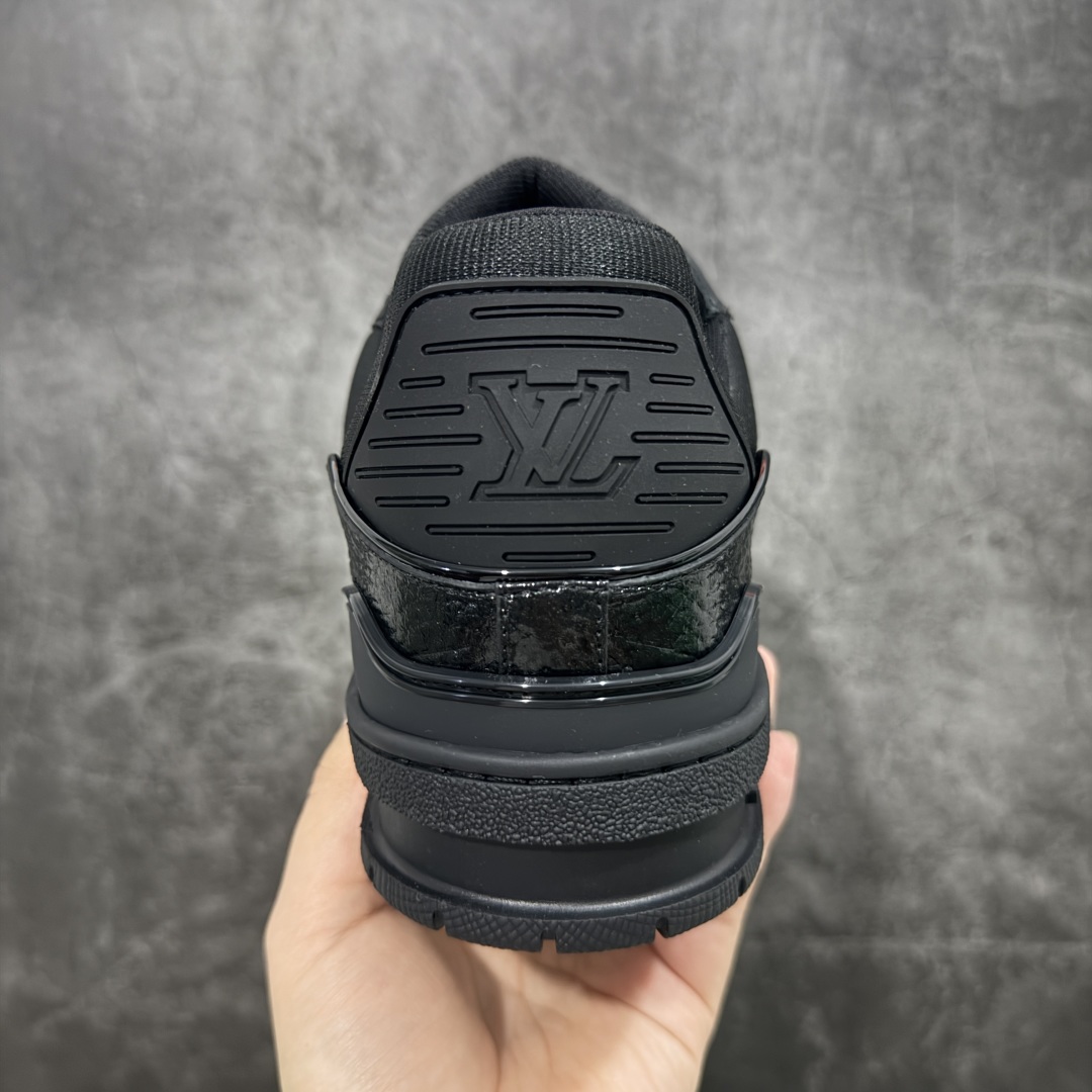 图片[4]-【专柜版/海淘代购版】 现货当天可取 LV Trainer系列高奢运动鞋 黑色漆皮压印 新款芯片顶级 潮人必备单品 同步ZP官网空胶工艺 鞋舌、挂饰均镶嵌NFC芯片感应装置 正确胶片断点式设计 中底正确还原原版油印字母比例 1：1原楦格板、楦头、刀磨全新升级！ 独家订制顶级压纹麂皮 原版开模TPU大底 质感原版一致 垫脚聚米微料加透气英伦网布 披靡市场任何版本！细节完美呈现！ 代购指定版本 全新升级最新双盒包装 扫码秒进官网！ 全套包装配件同比原版 尺码： 38-46-选品中心