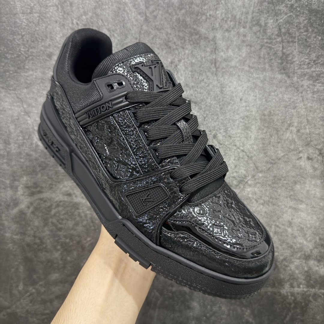 图片[3]-【专柜版/海淘代购版】 现货当天可取 LV Trainer系列高奢运动鞋 黑色漆皮压印 新款芯片顶级 潮人必备单品 同步ZP官网空胶工艺 鞋舌、挂饰均镶嵌NFC芯片感应装置 正确胶片断点式设计 中底正确还原原版油印字母比例 1：1原楦格板、楦头、刀磨全新升级！ 独家订制顶级压纹麂皮 原版开模TPU大底 质感原版一致 垫脚聚米微料加透气英伦网布 披靡市场任何版本！细节完美呈现！ 代购指定版本 全新升级最新双盒包装 扫码秒进官网！ 全套包装配件同比原版 尺码： 38-46-选品中心