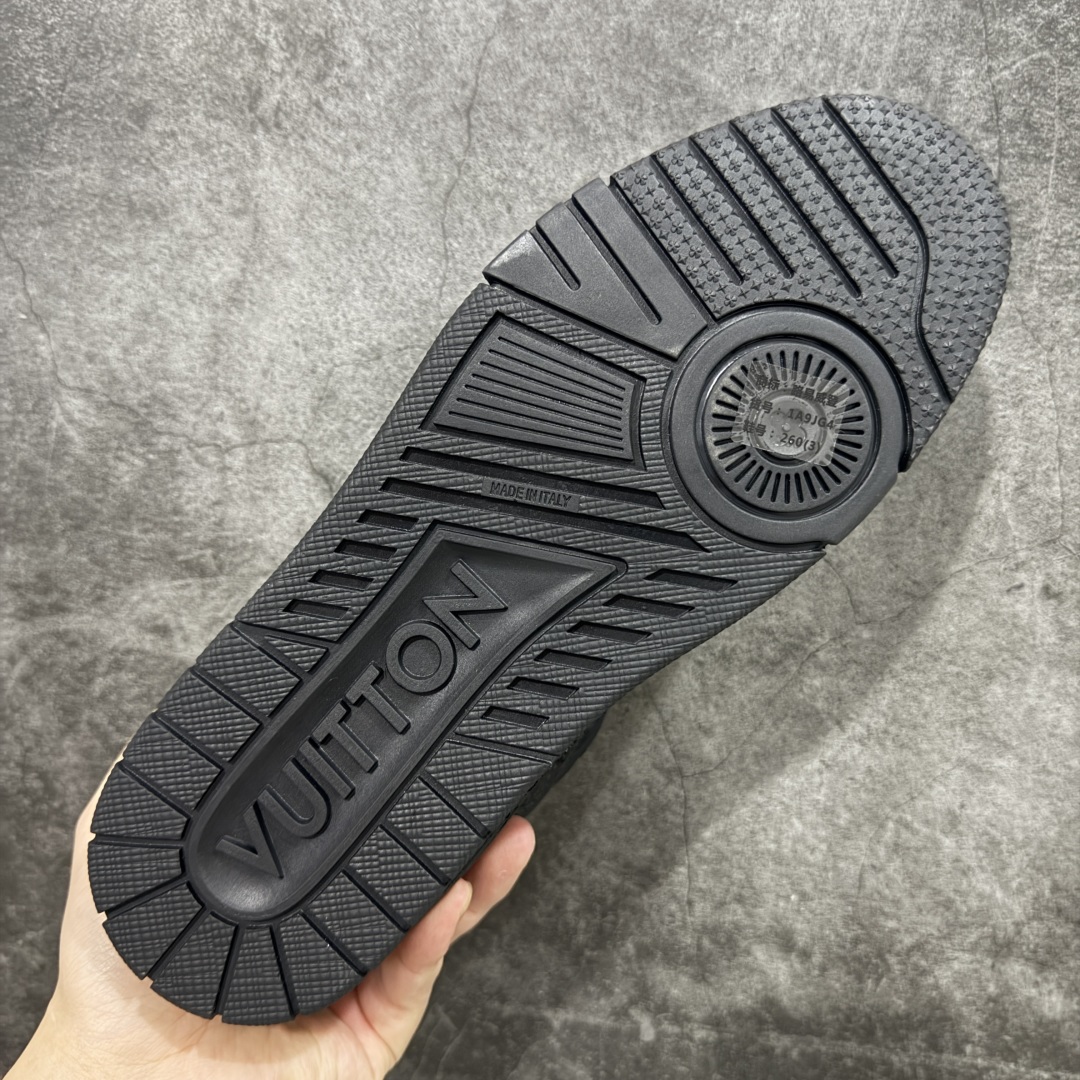 图片[9]-【专柜版/海淘代购版】 现货当天可取 LV Trainer系列高奢运动鞋 黑色漆皮压印 新款芯片顶级 潮人必备单品 同步ZP官网空胶工艺 鞋舌、挂饰均镶嵌NFC芯片感应装置 正确胶片断点式设计 中底正确还原原版油印字母比例 1：1原楦格板、楦头、刀磨全新升级！ 独家订制顶级压纹麂皮 原版开模TPU大底 质感原版一致 垫脚聚米微料加透气英伦网布 披靡市场任何版本！细节完美呈现！ 代购指定版本 全新升级最新双盒包装 扫码秒进官网！ 全套包装配件同比原版 尺码： 38-46-选品中心